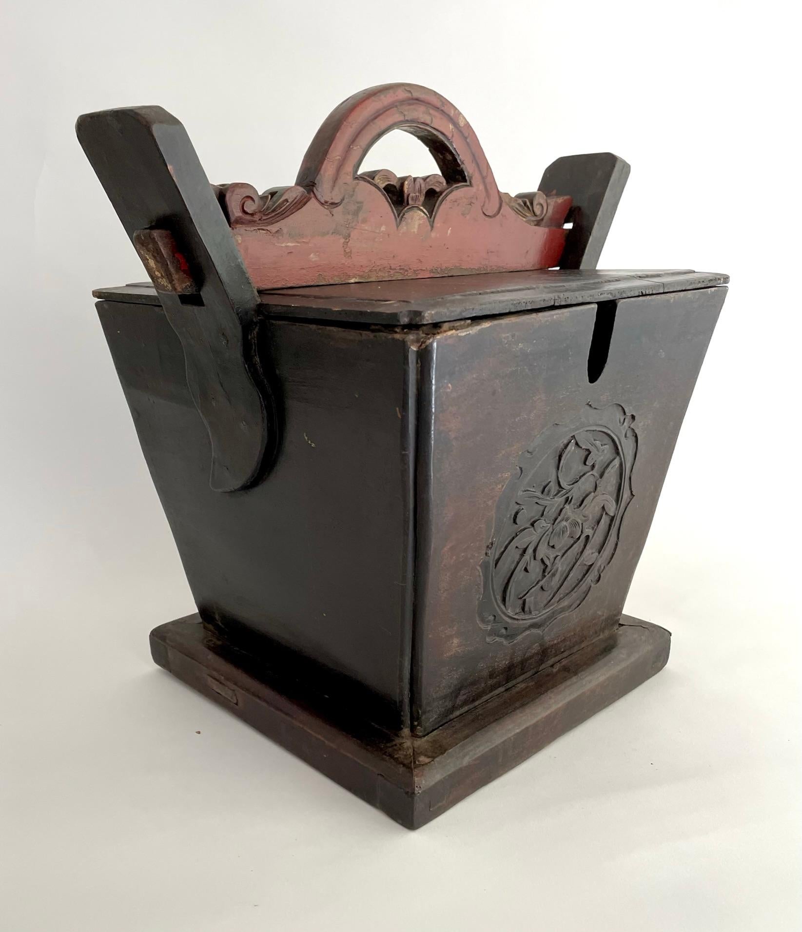 Large 19th Century Chinese Carved Tea Caddy For Sale 1