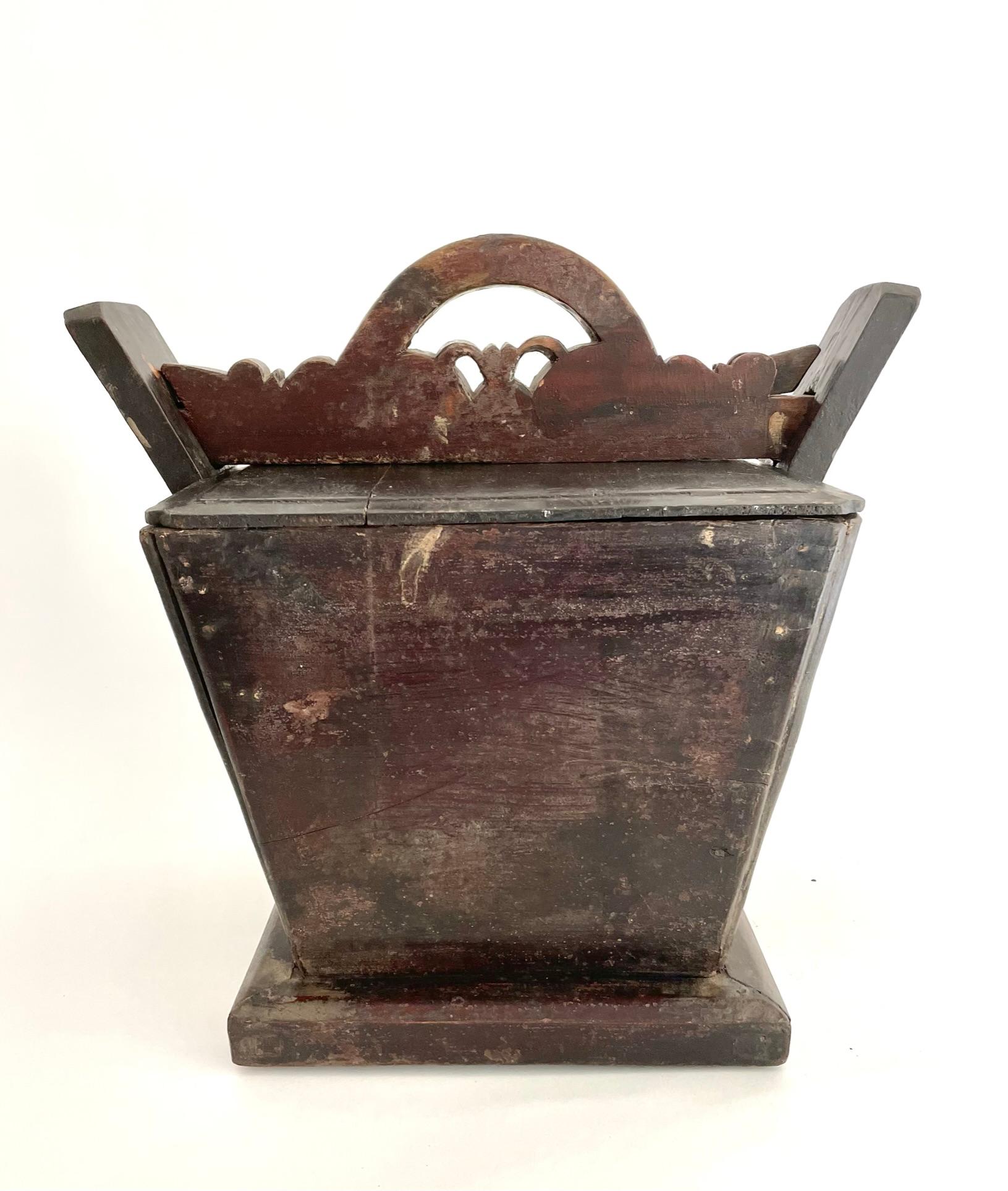 Large 19th Century Chinese Carved Tea Caddy For Sale 3