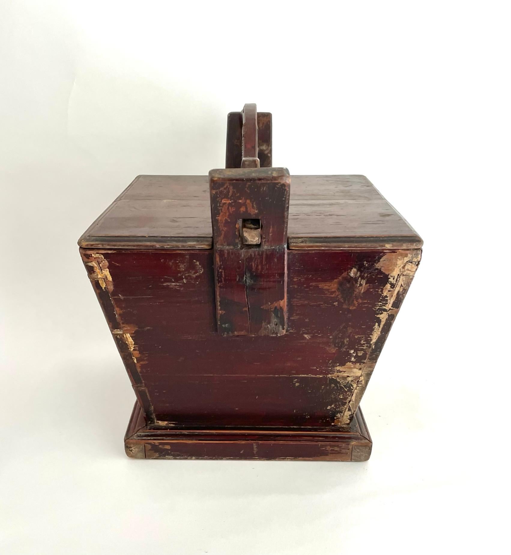 Large 19th century Chinese Carved Wooden Tea Caddy For Sale 1
