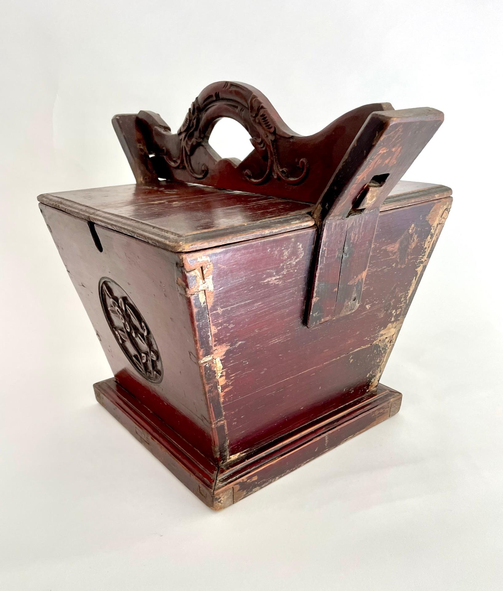 Large 19th century Chinese Carved Wooden Tea Caddy For Sale 2