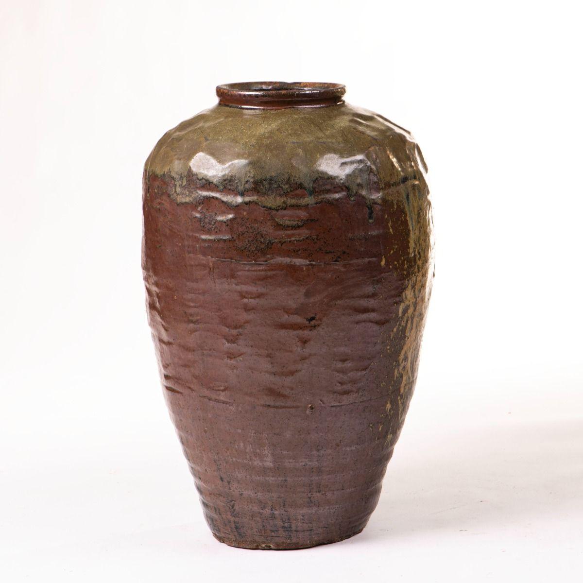 Eine beeindruckende und optisch auffällige Bodenvase aus der Mandschurei, China, aus dem frühen 19. Jahrhundert.
Die aus Steingut gefertigte Vase zeichnet sich durch eine starke, architektonische Form und eine markante Oberfläche aus. Die Glasur