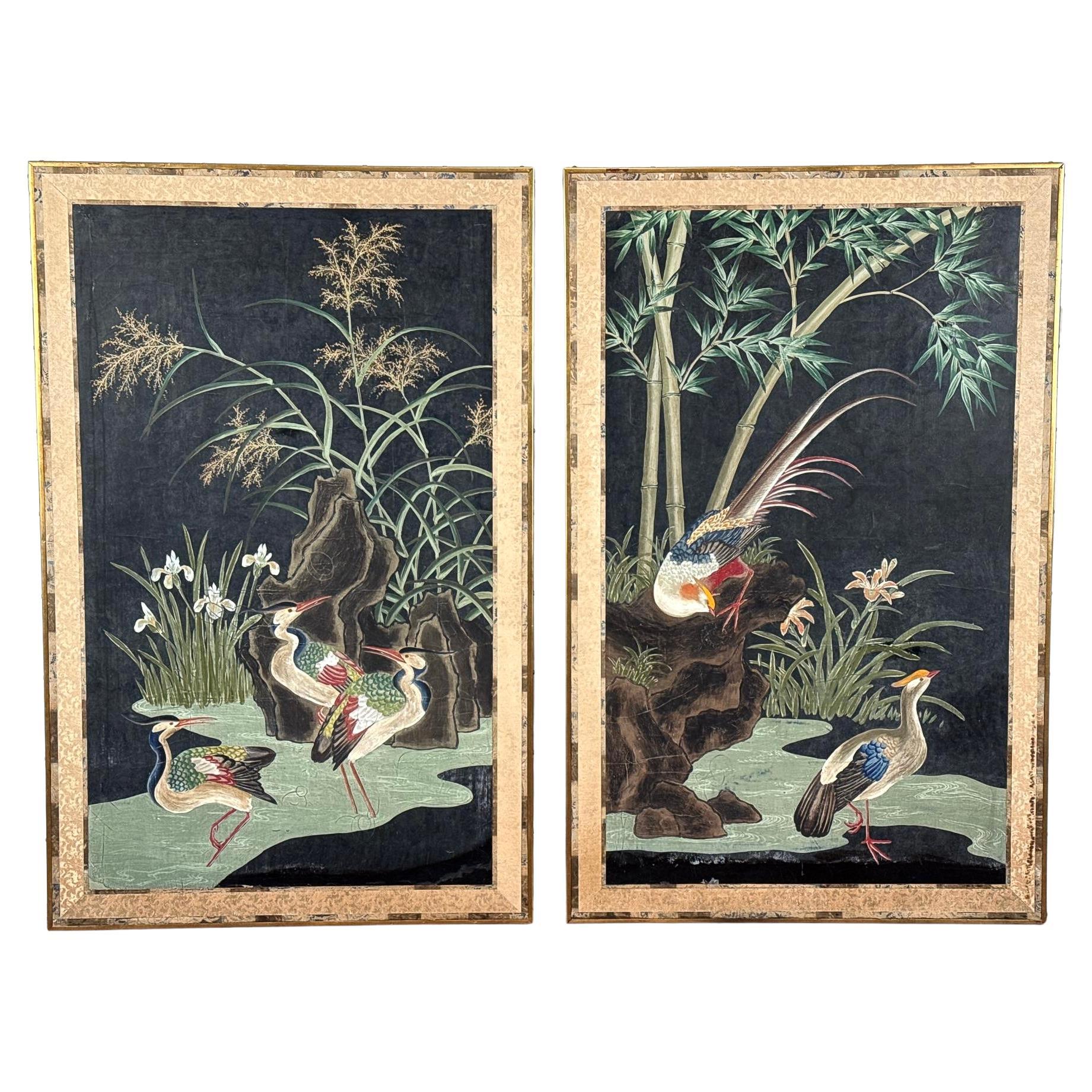 Paire de grands panneaux laqués et peints asiatiques du XIXe siècle. Les panneaux élégants sont peints à la main avec de riches détails de grues et de canards dans un paysage aquatique serein. Chaque scène présente des bambous luxuriants, des