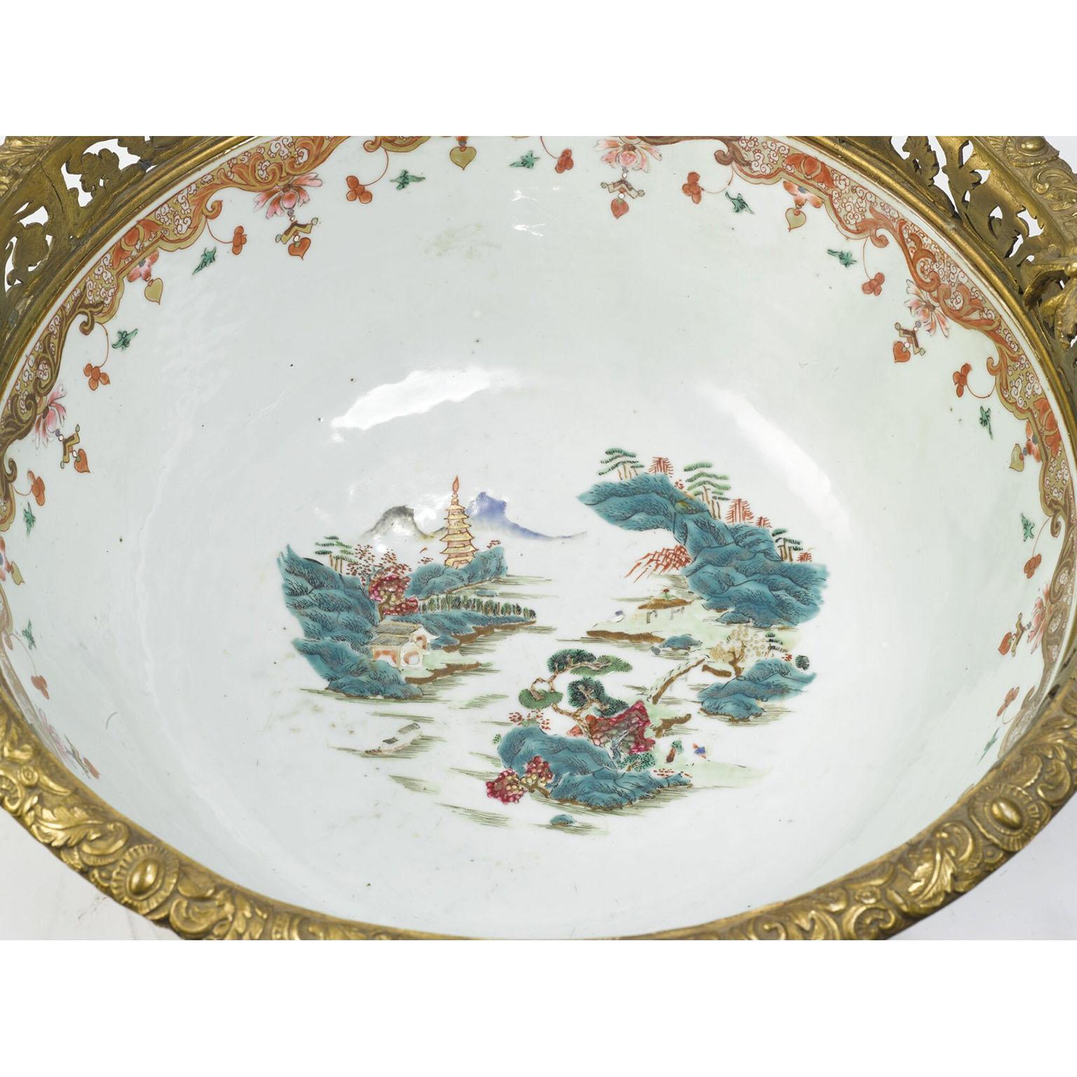Großer Tafelaufsatz aus chinesischem Porzellan und französischem figuralem Goldbronze aus dem 19. Jahrhundert im Angebot 4
