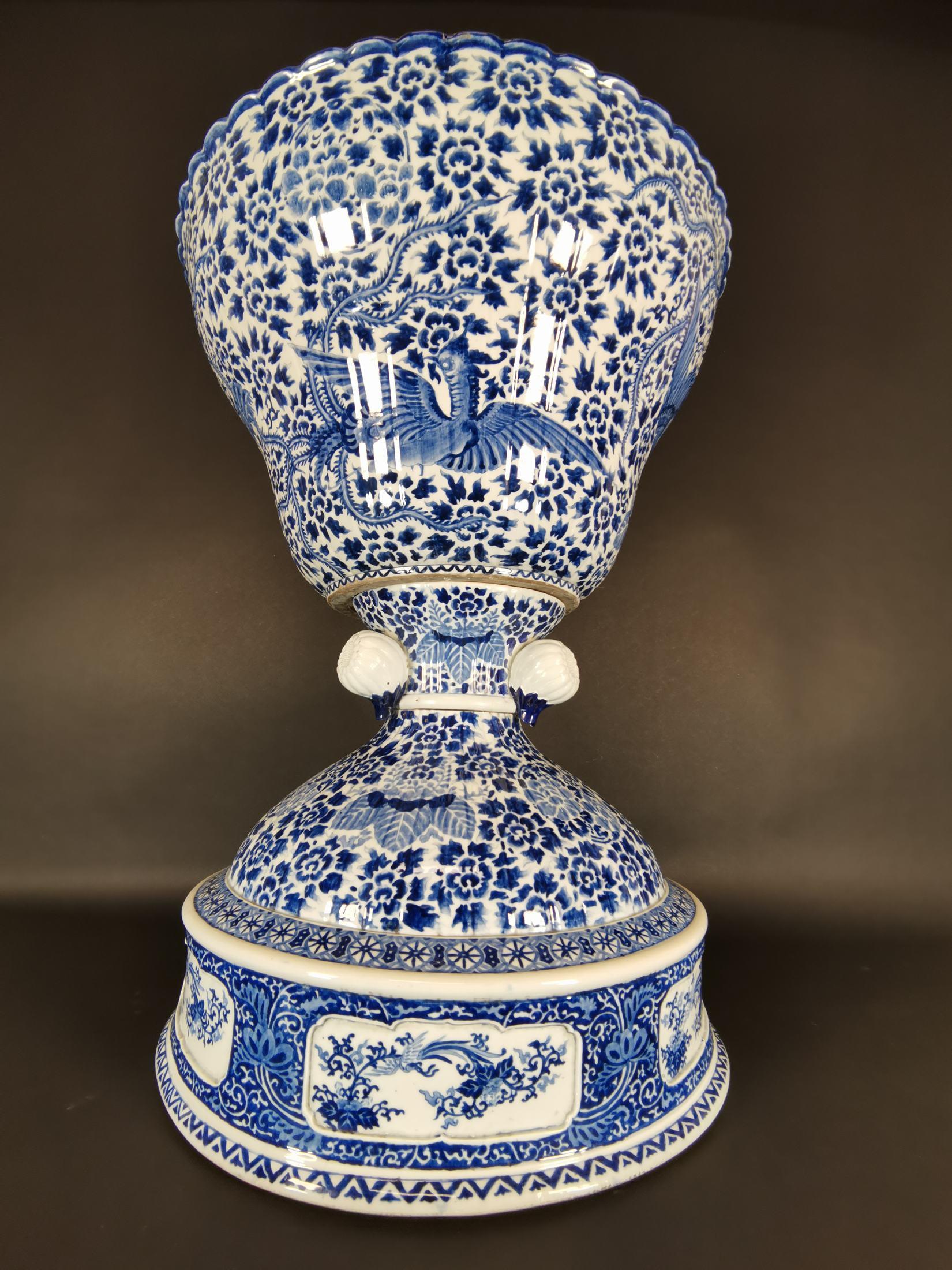 Grand vase en porcelaine chinoise du 19e siècle
Il est composé de 3 pièces
Parfait état
Mesures : 83 cm de haut et 62 cm de diamètre 3250 Euro.