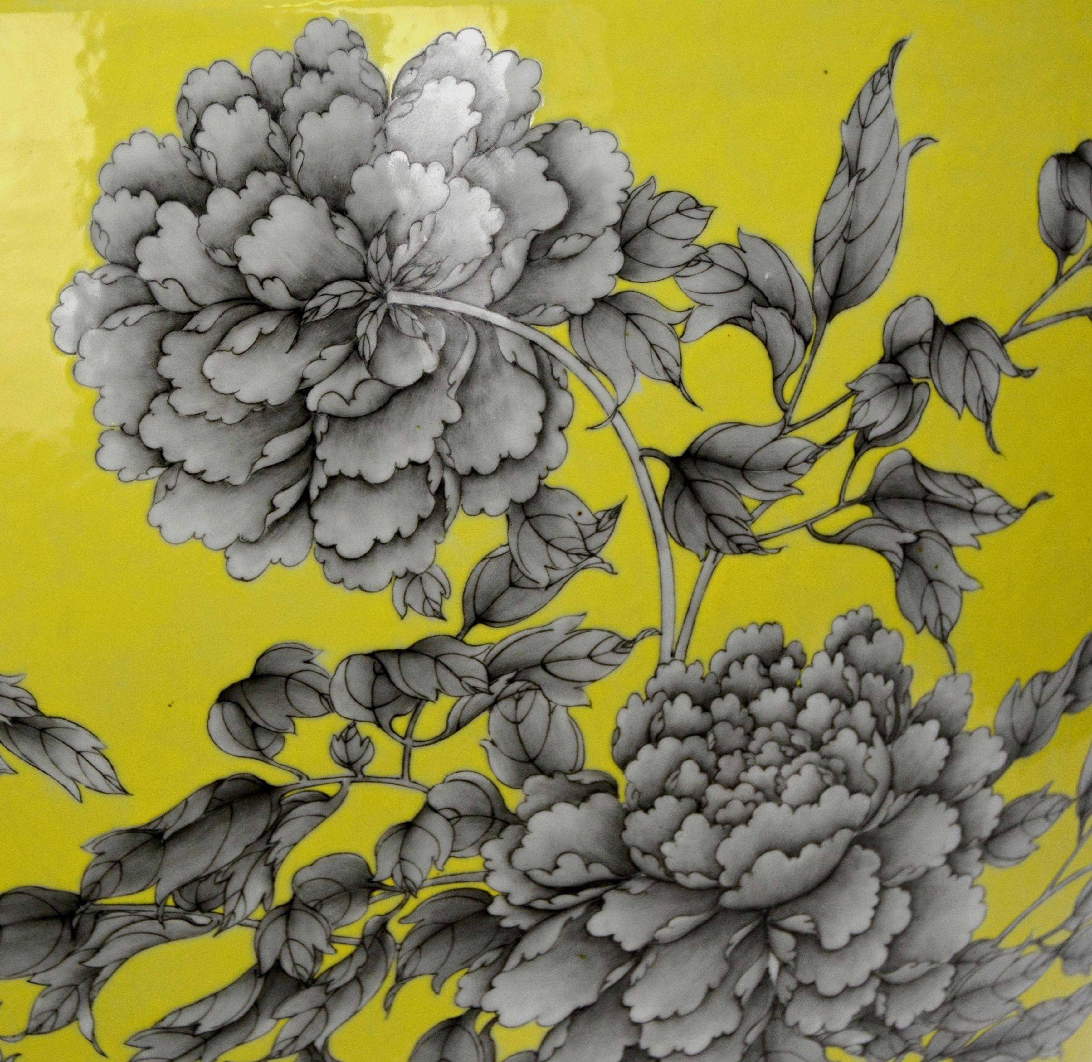 Große chinesische Qing-Jardinière aus gelb glasiertem, schwarzem, geblümtem Porzellan im Angebot 6