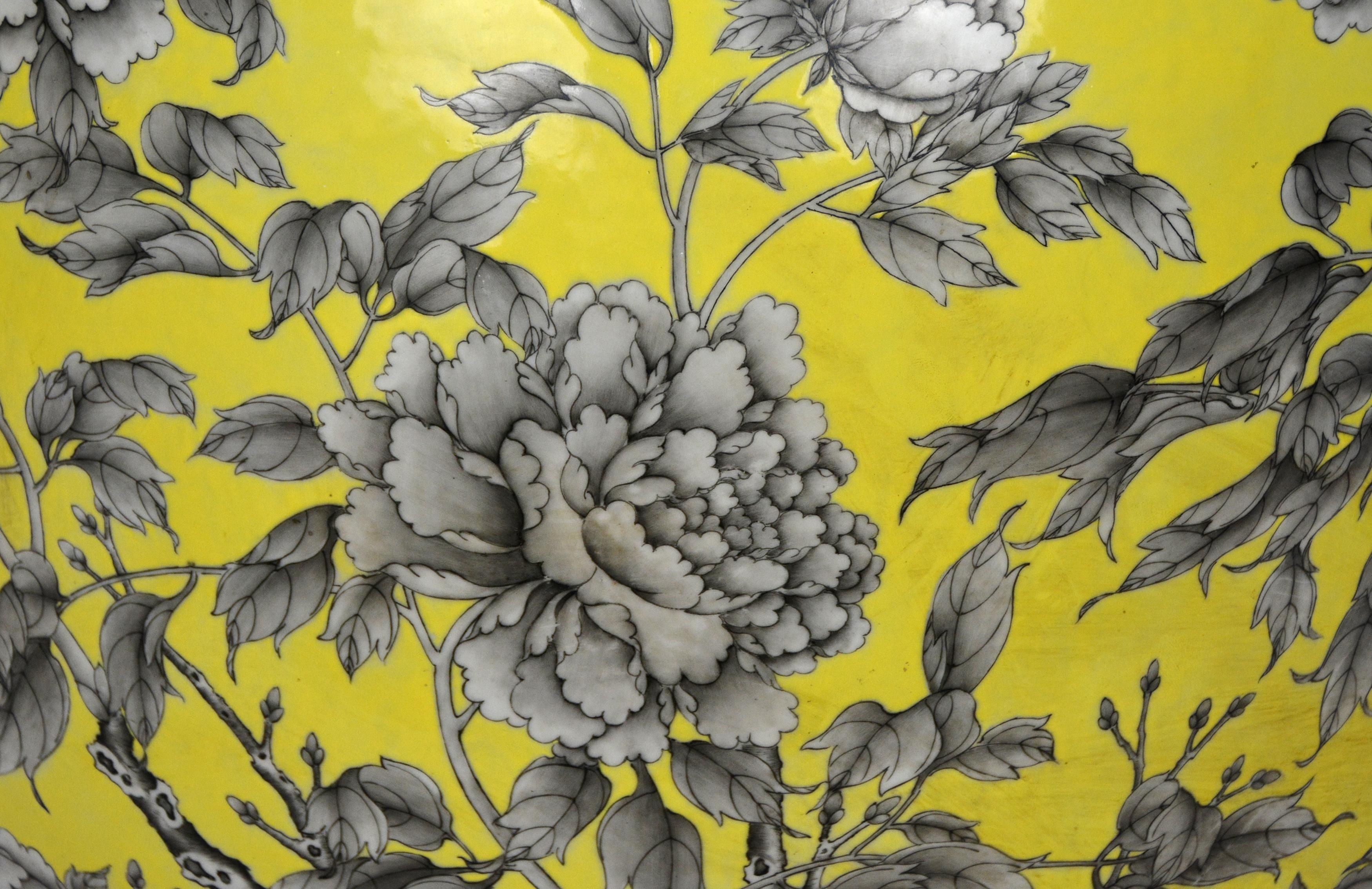 Große chinesische Qing-Jardinière aus gelb glasiertem, schwarzem, geblümtem Porzellan im Angebot 7