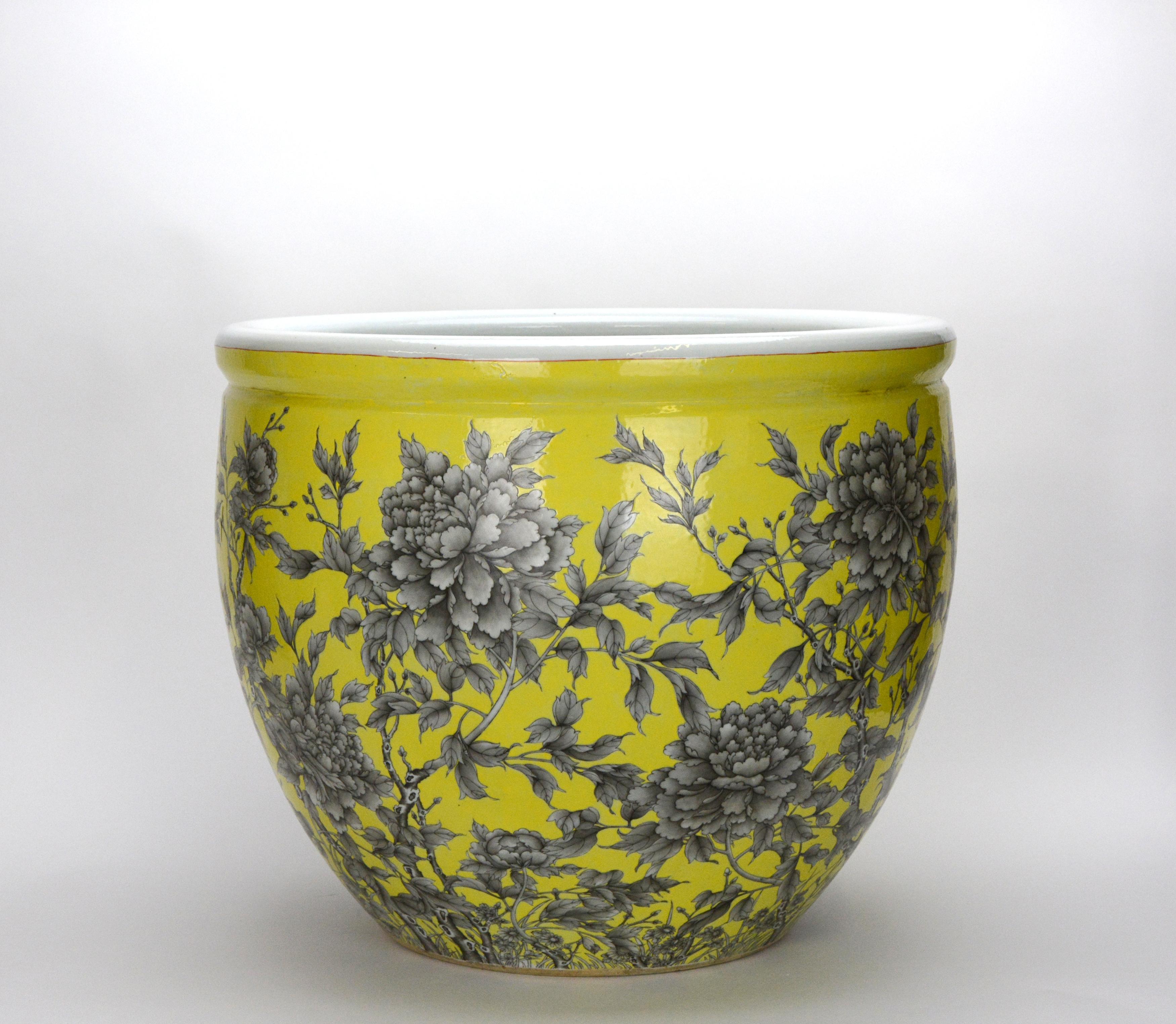 Large Chinese Qing Yellow Glazed Black Floral Porcelain Jardiniere In Good Condition For Sale In Danville, CA