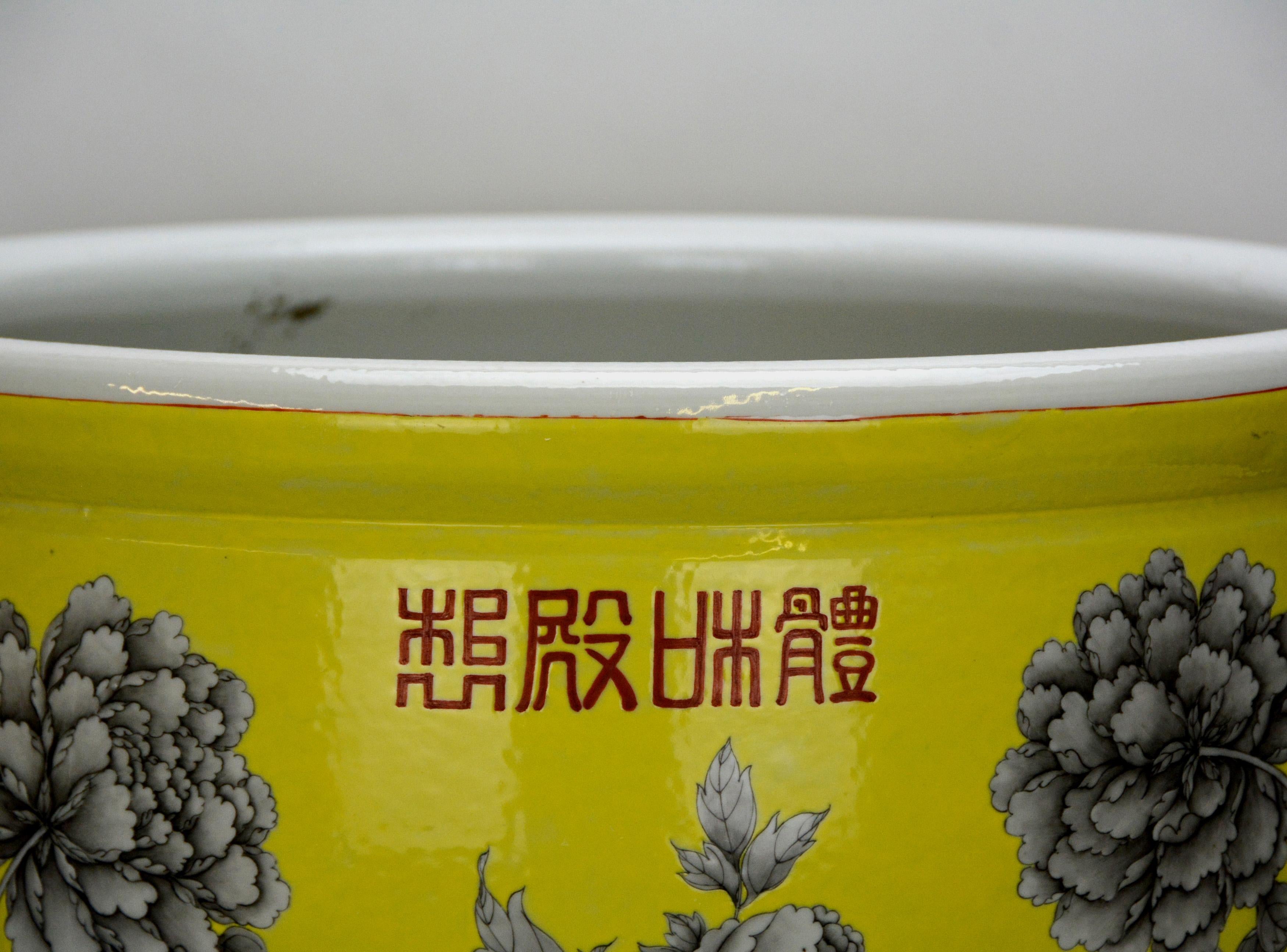Große chinesische Qing-Jardinière aus gelb glasiertem, schwarzem, geblümtem Porzellan im Zustand „Gut“ im Angebot in Danville, CA