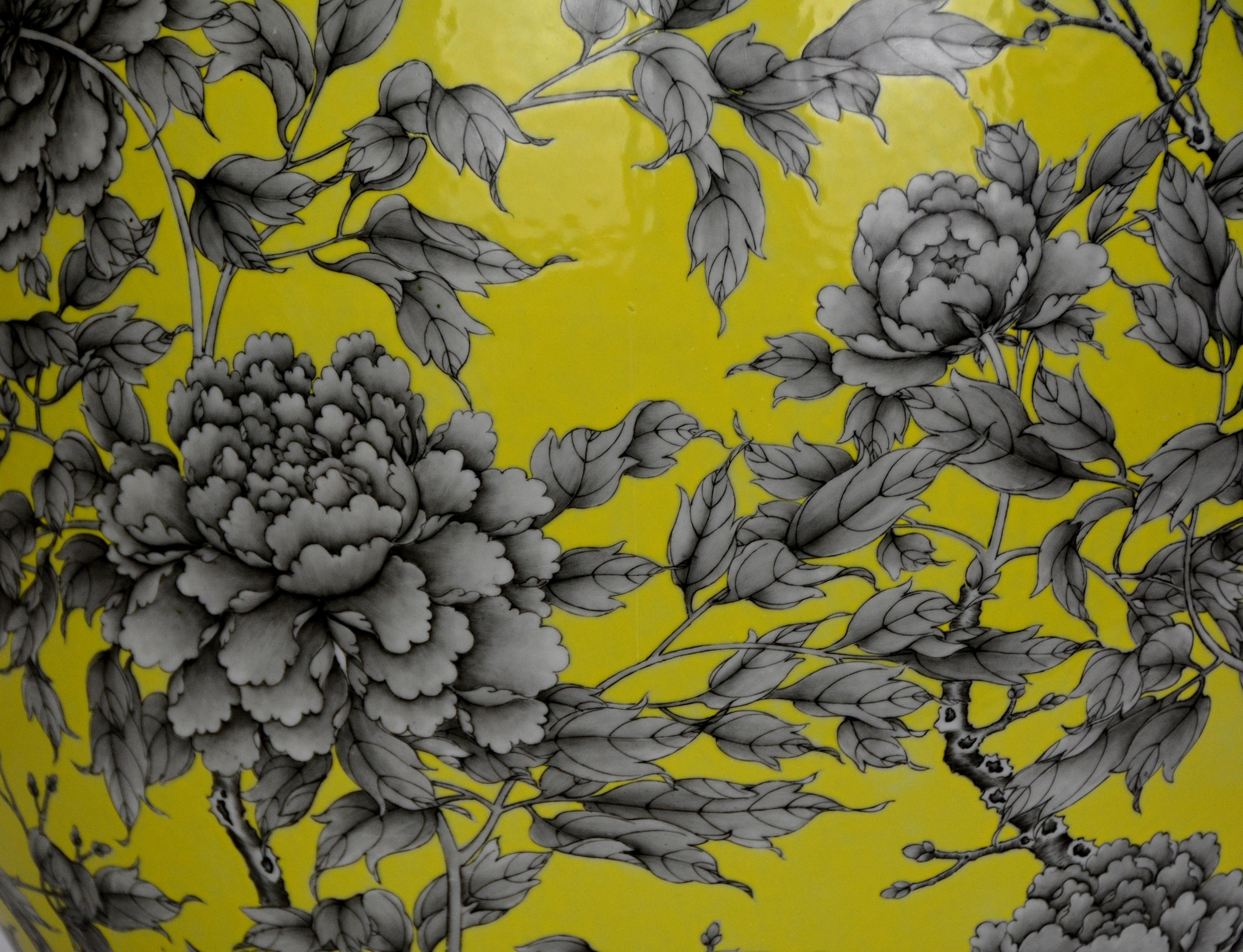 Große chinesische Qing-Jardinière aus gelb glasiertem, schwarzem, geblümtem Porzellan im Angebot 2