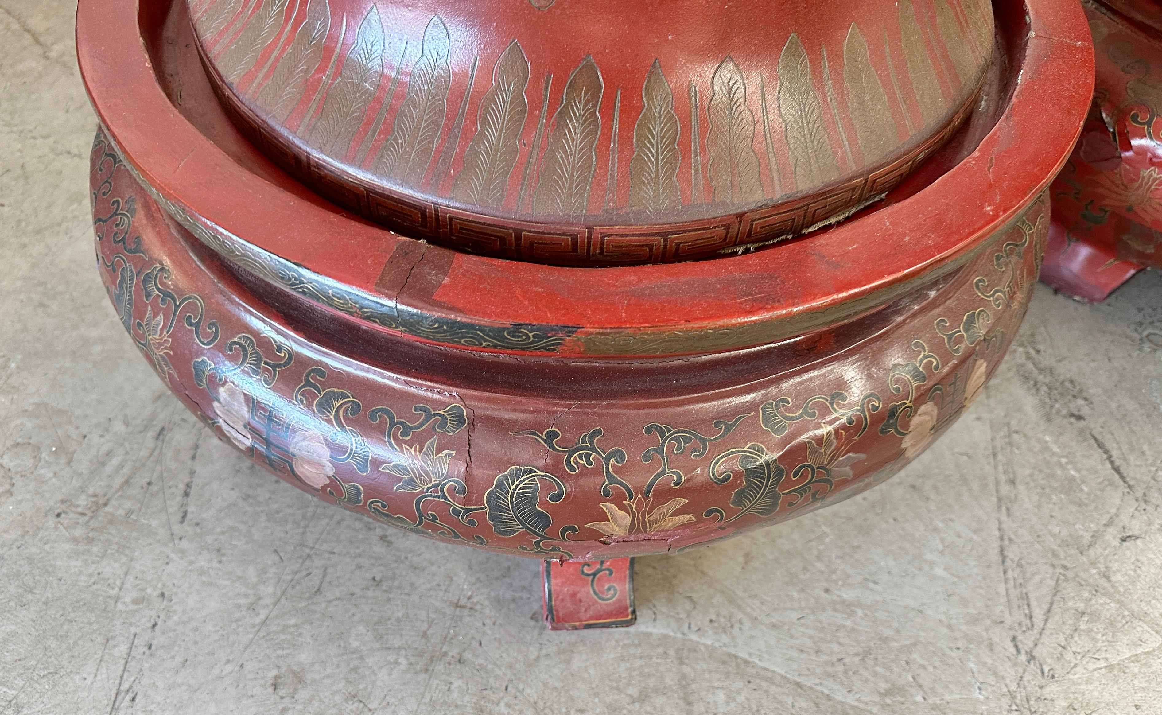Grandes jarrones de palacio chinos lacados en rojo del siglo XIX sobre peanas en venta 5
