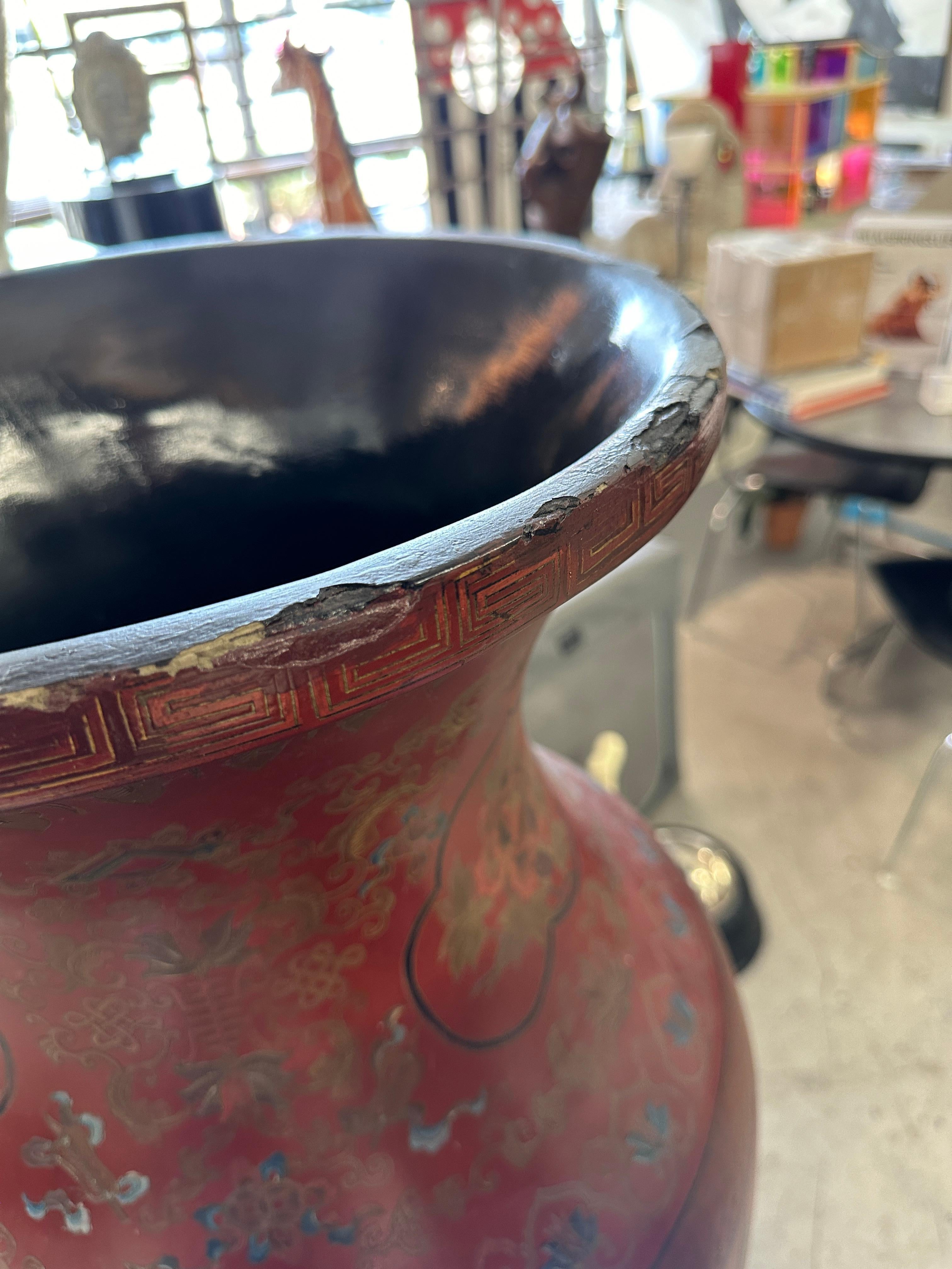 Grandes jarrones de palacio chinos lacados en rojo del siglo XIX sobre peanas en venta 6