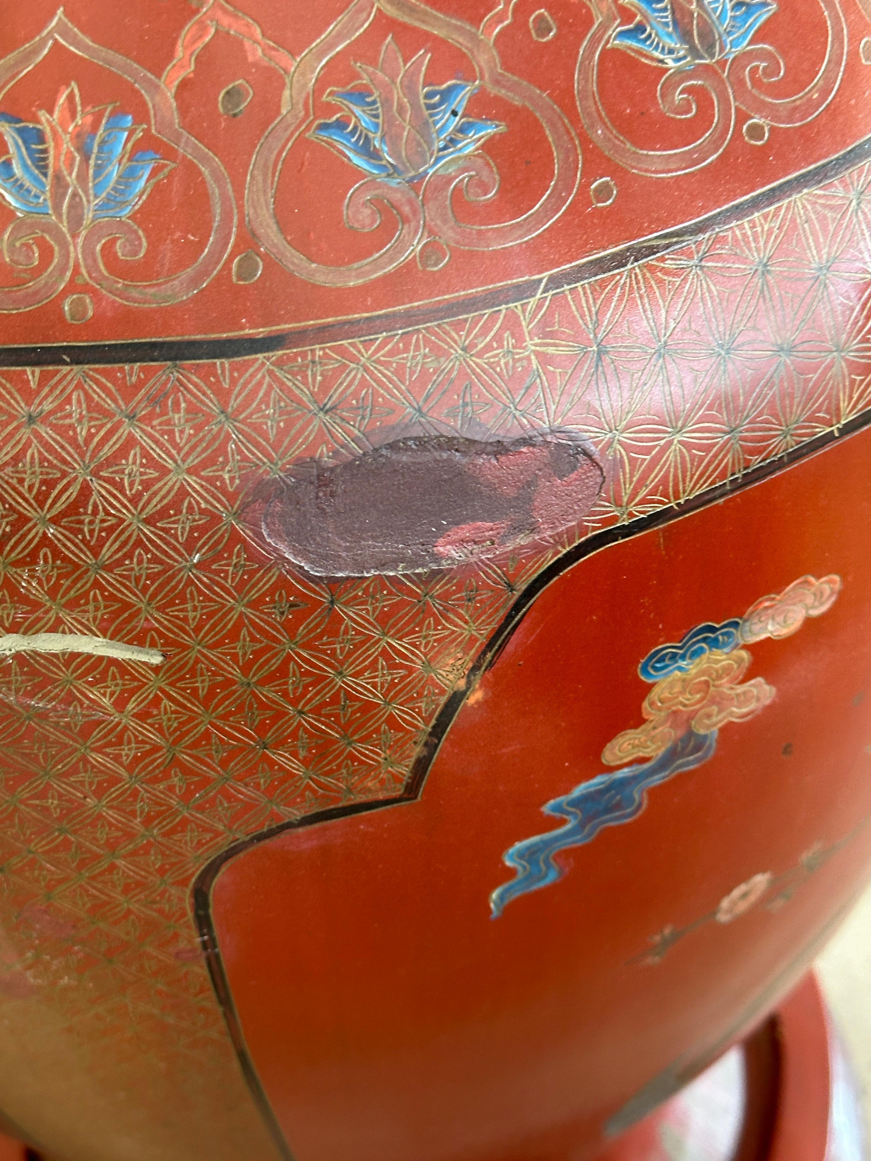 Grandes jarrones de palacio chinos lacados en rojo del siglo XIX sobre peanas en venta 7