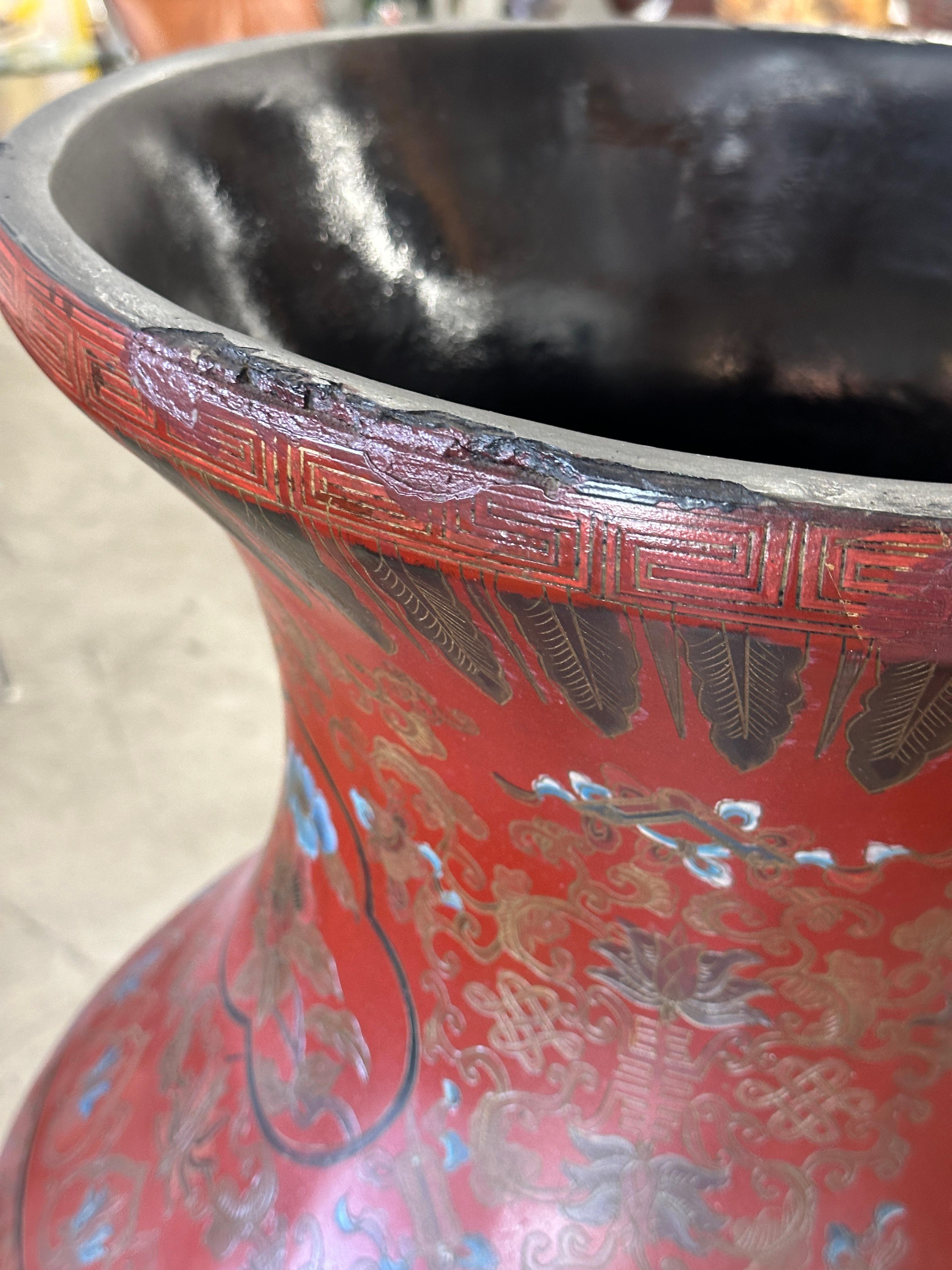 Grandes jarrones de palacio chinos lacados en rojo del siglo XIX sobre peanas en venta 8