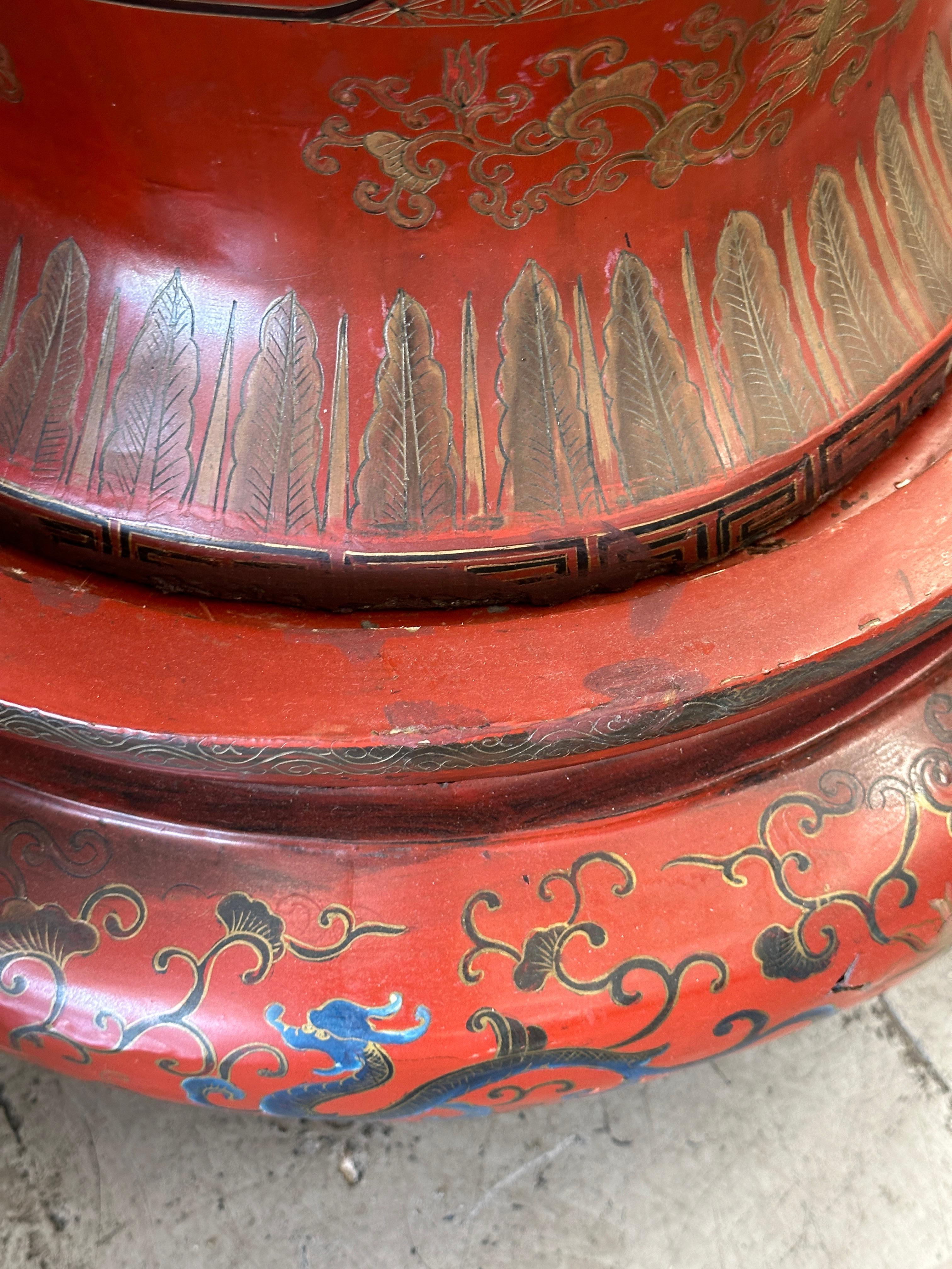 Grandes jarrones de palacio chinos lacados en rojo del siglo XIX sobre peanas en venta 9