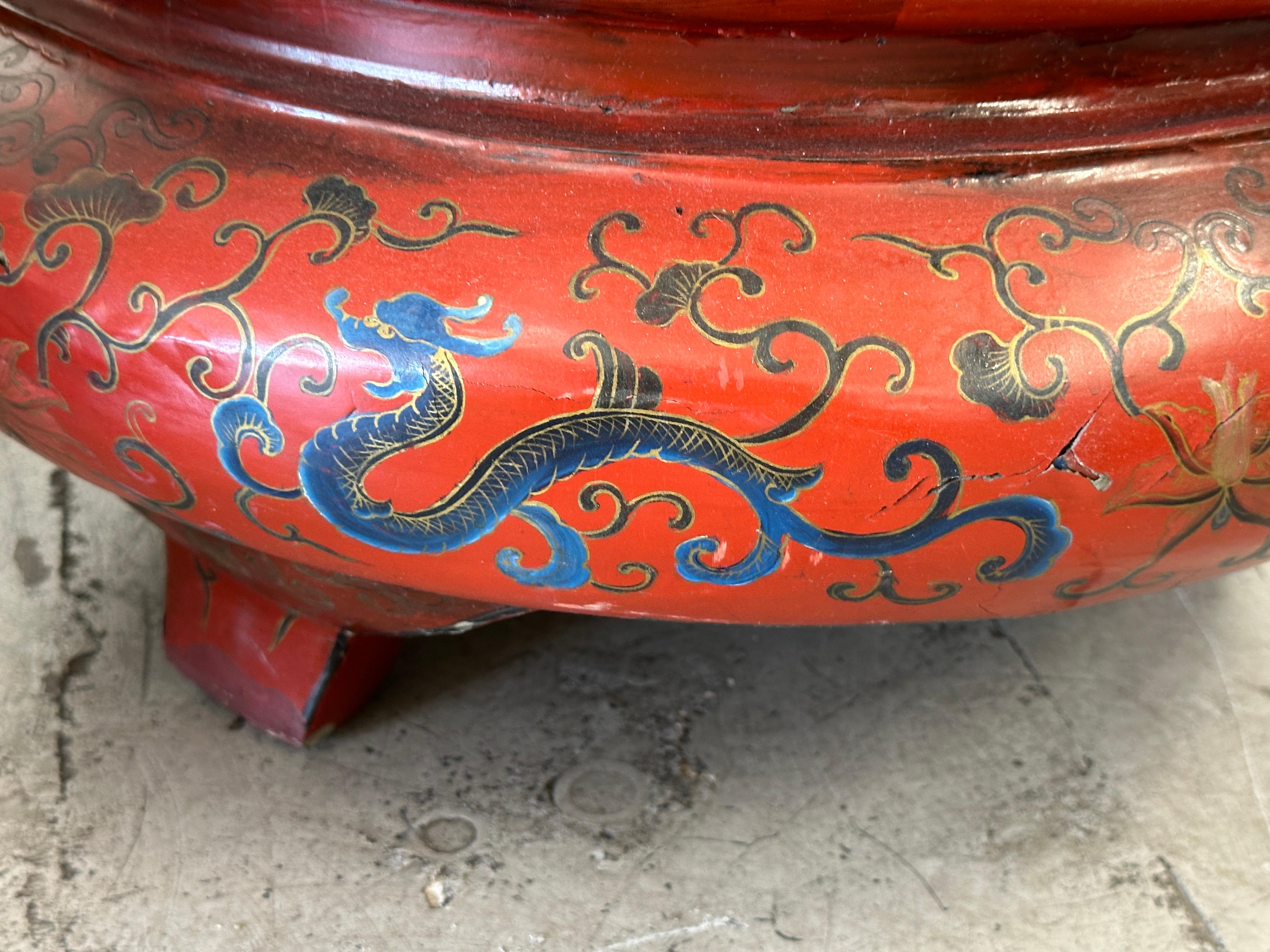 Grandes jarrones de palacio chinos lacados en rojo del siglo XIX sobre peanas en venta 14