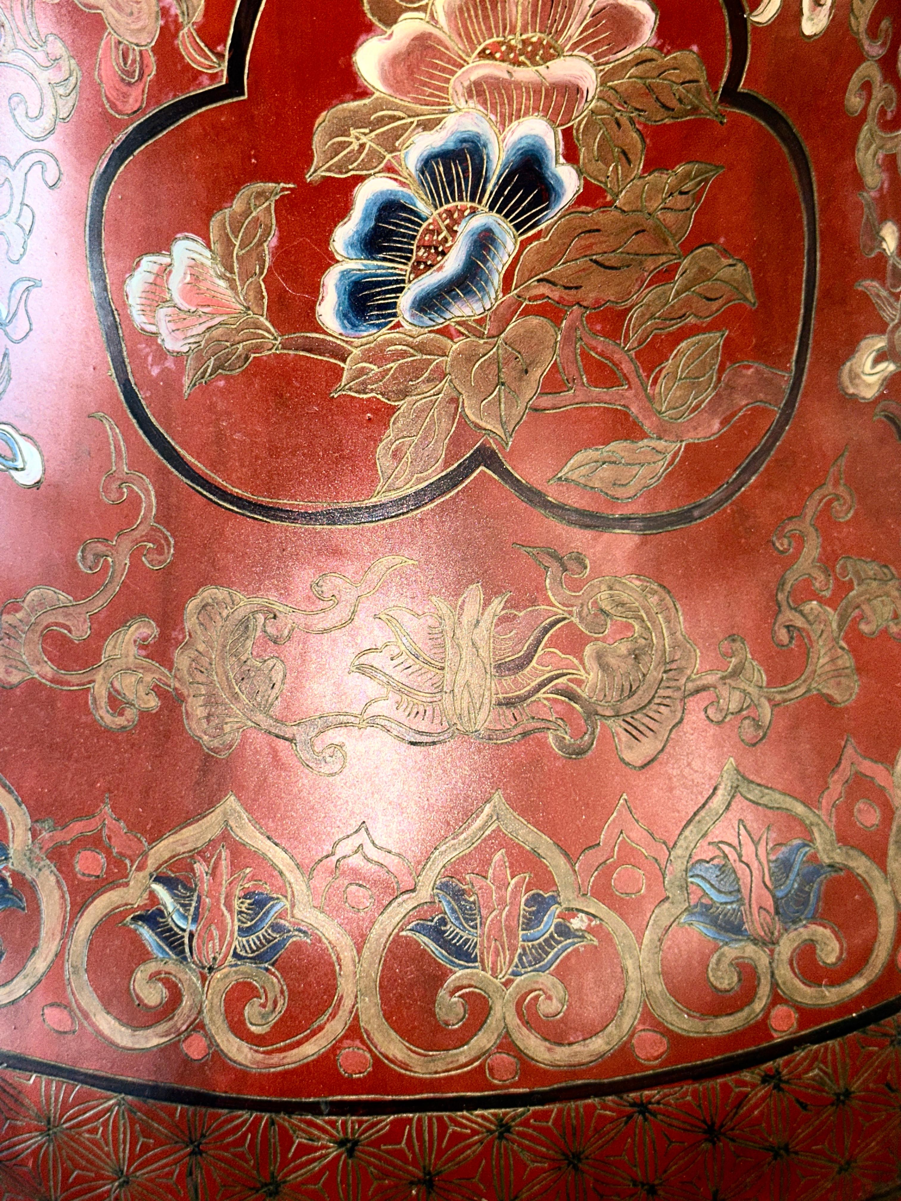 Grandes jarrones de palacio chinos lacados en rojo del siglo XIX sobre peanas en Bastante bueno estado para la venta en Palm Springs, CA