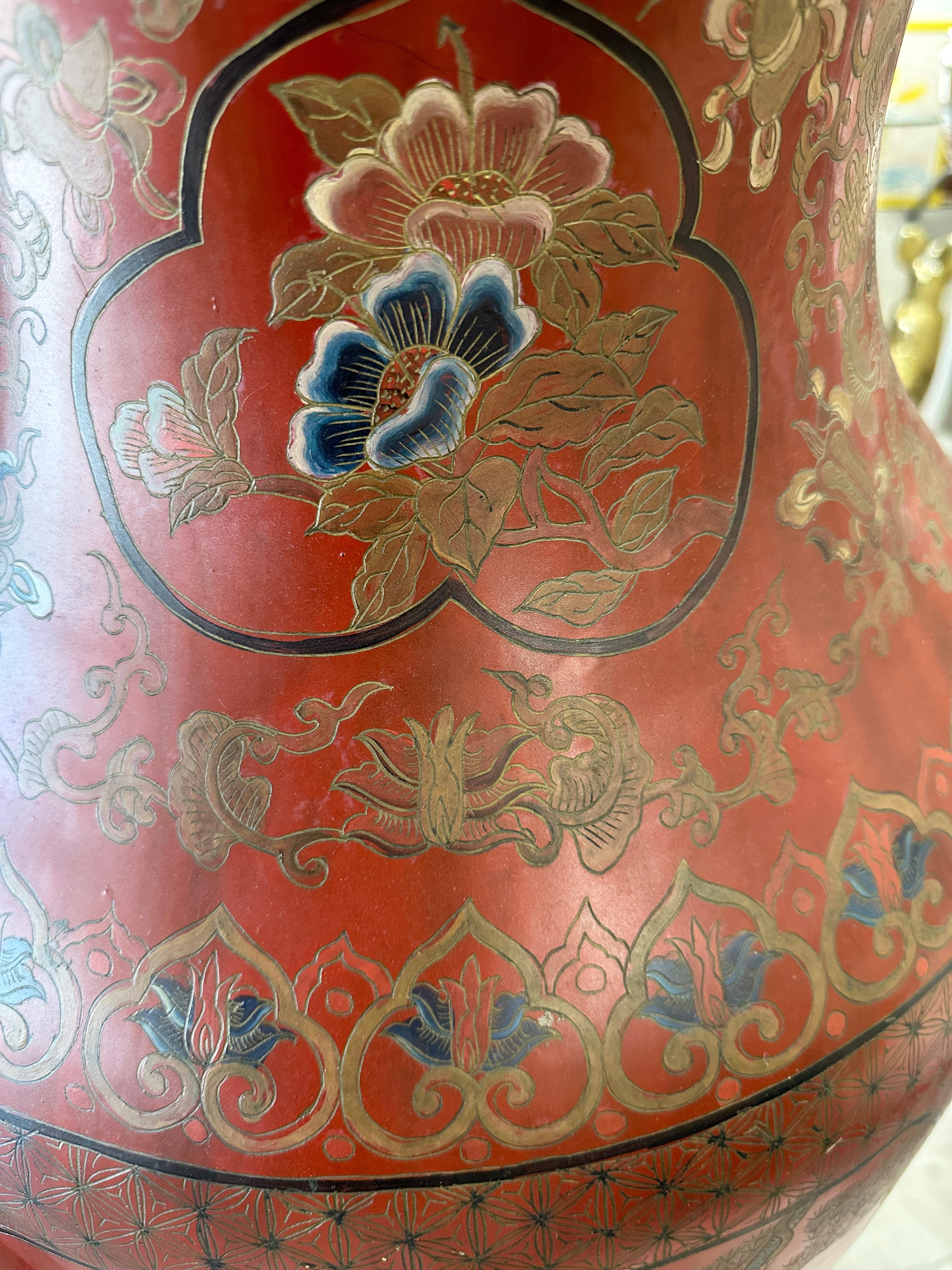 Grandes jarrones de palacio chinos lacados en rojo del siglo XIX sobre peanas Laca en venta
