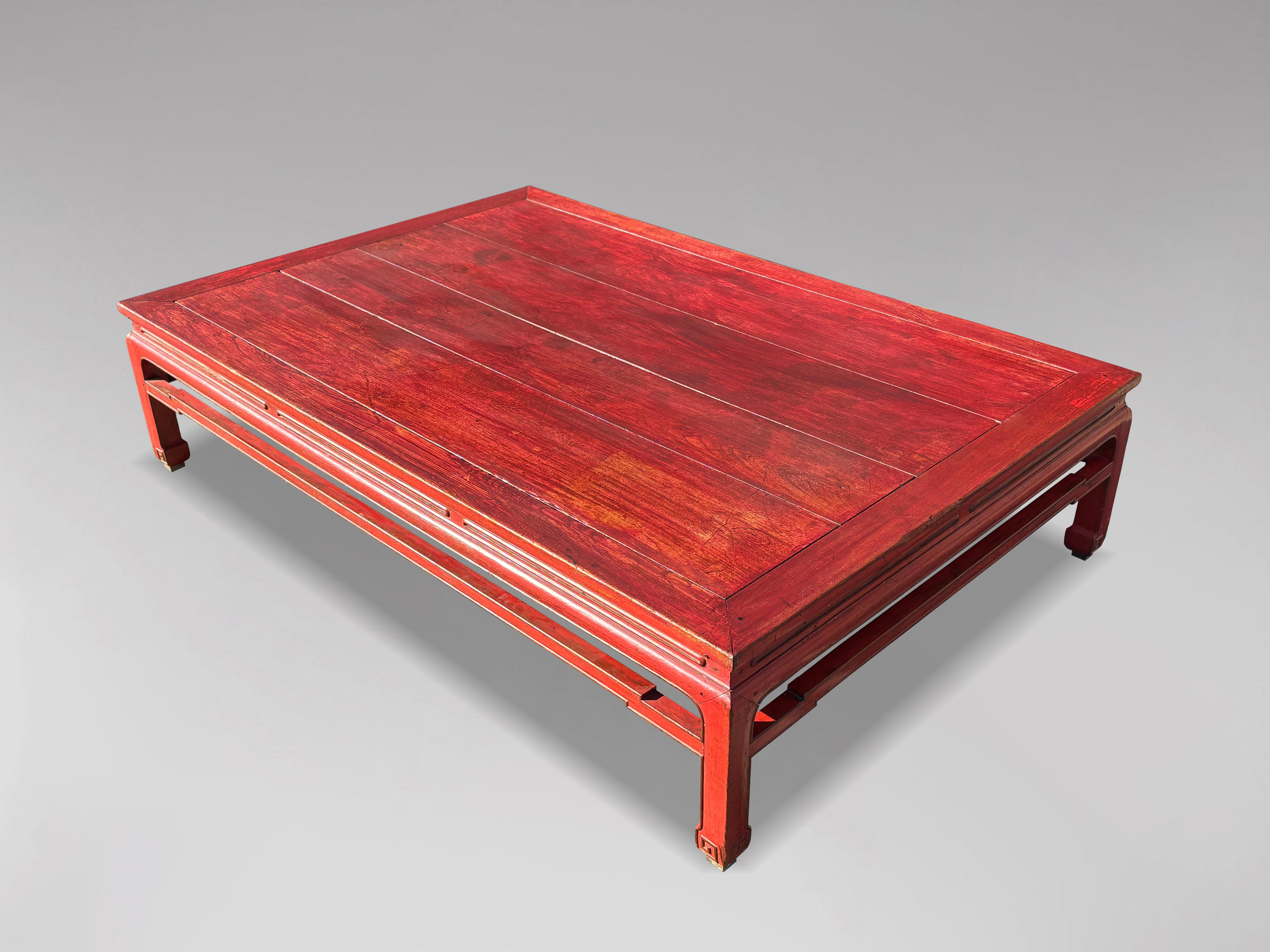 Qing Grande table basse chinoise peinte en rouge du 19ème siècle en vente