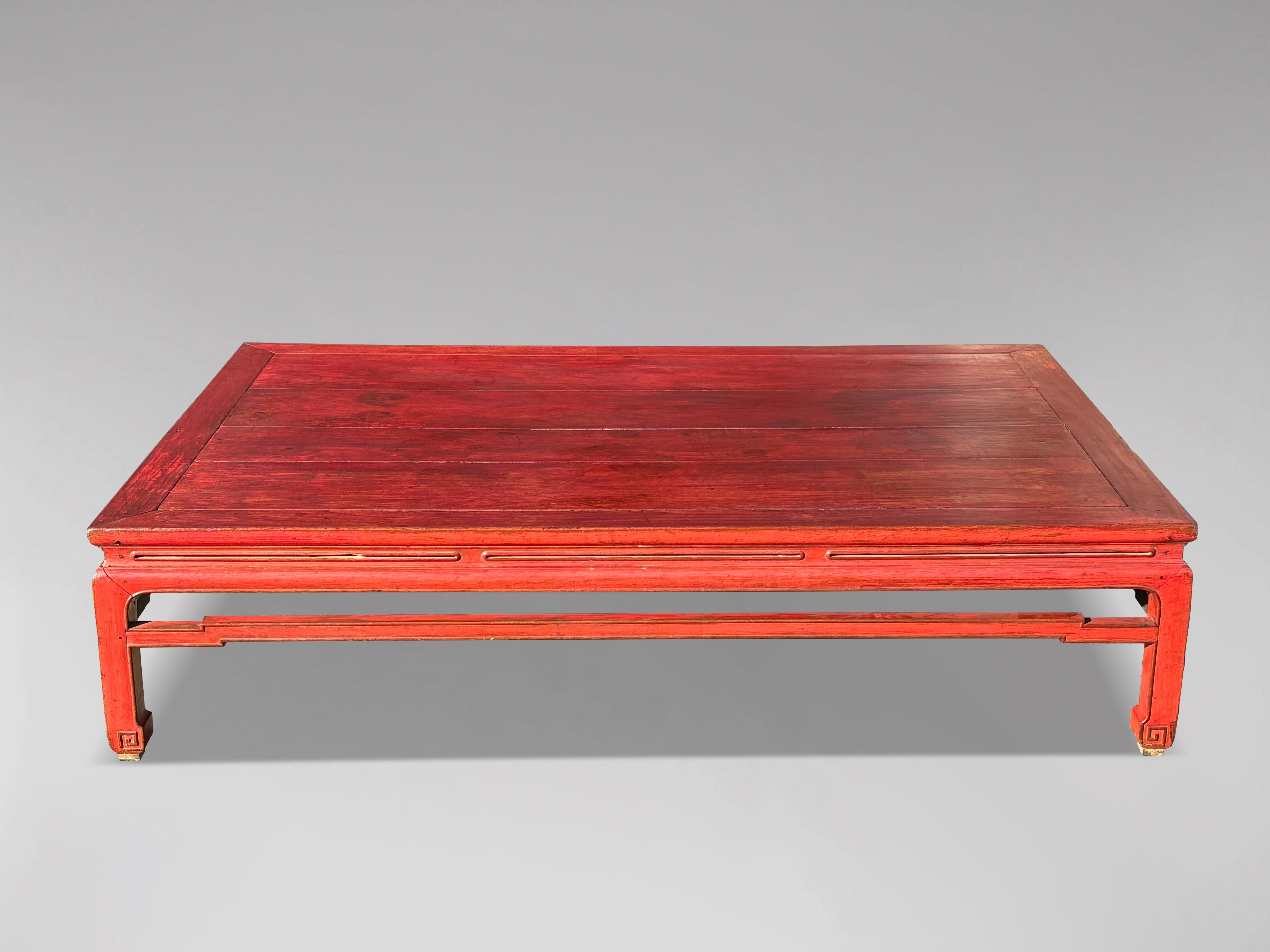 Chinois Grande table basse chinoise peinte en rouge du 19ème siècle en vente