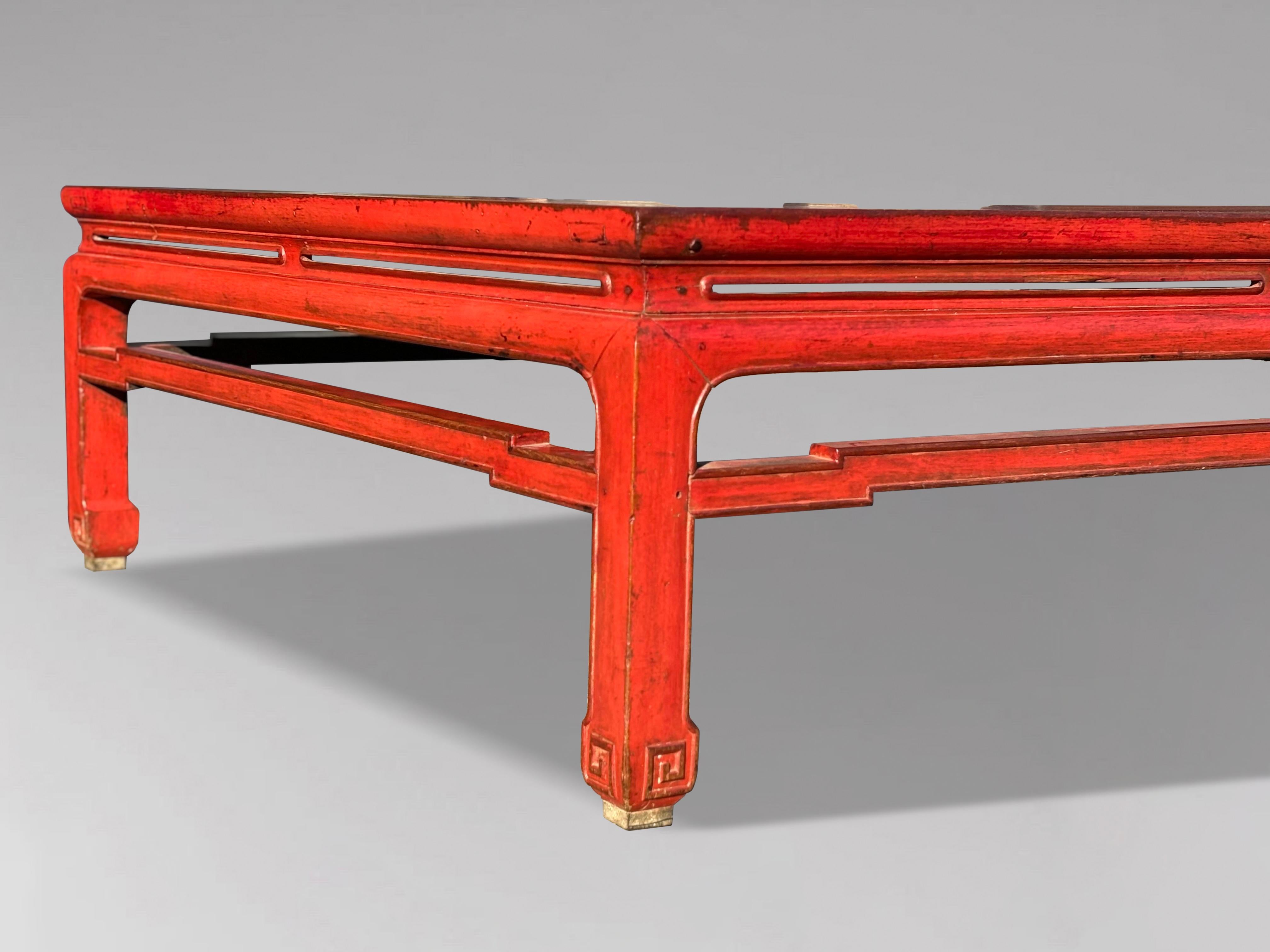 Peint à la main Grande table basse chinoise peinte en rouge du 19ème siècle en vente