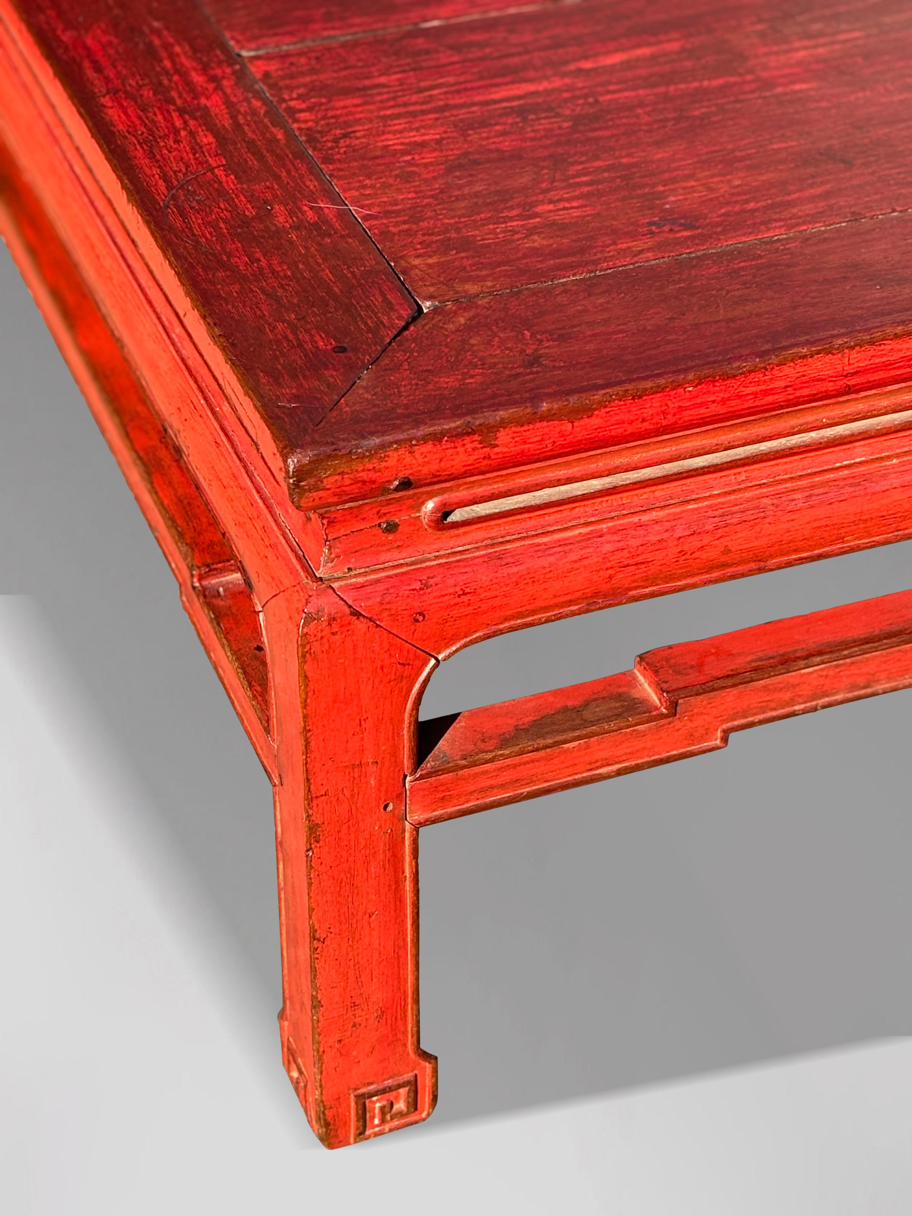 Grande table basse chinoise peinte en rouge du 19ème siècle Bon état - En vente à Petworth,West Sussex, GB