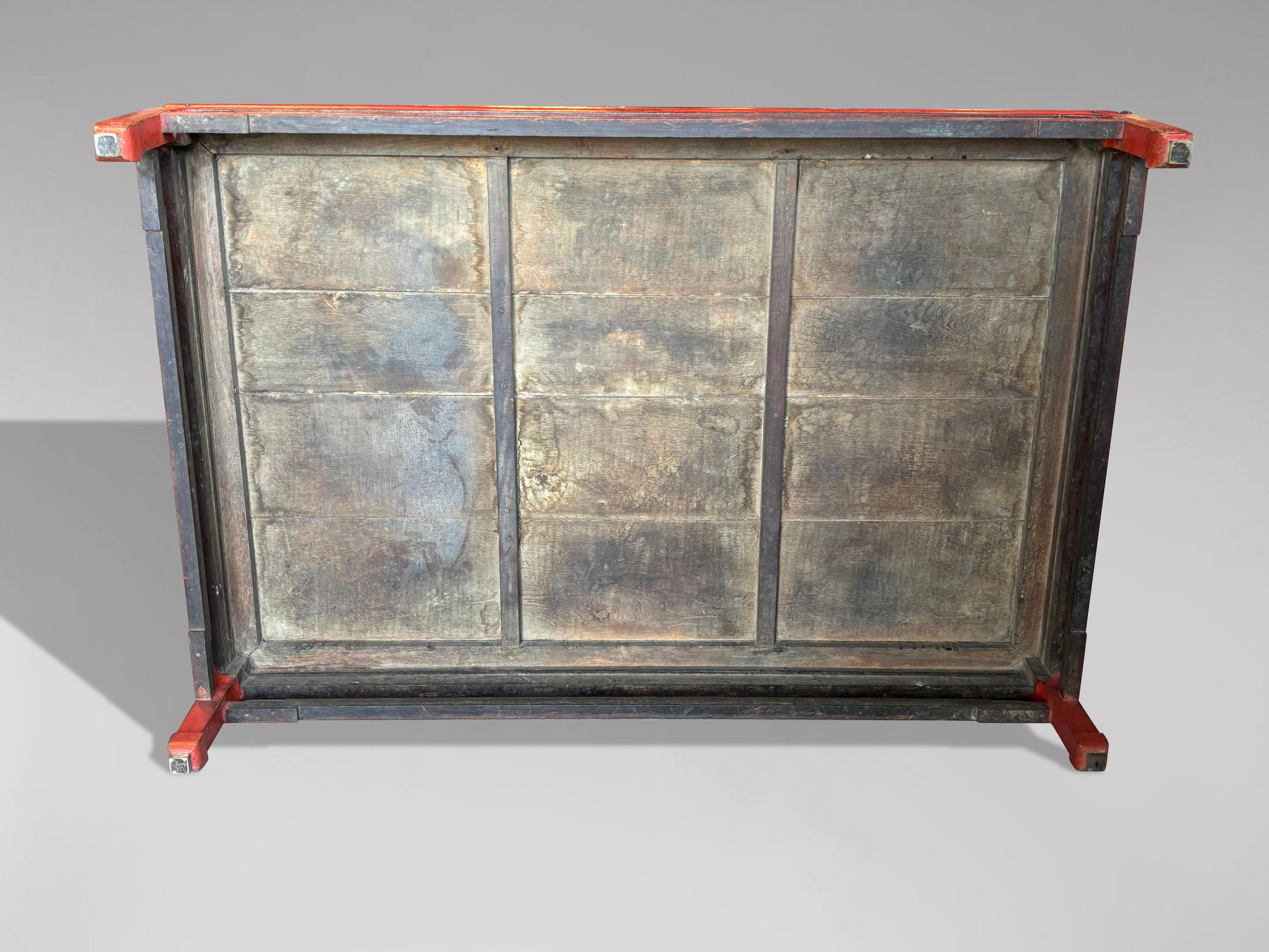 XIXe siècle Grande table basse chinoise peinte en rouge du 19ème siècle en vente