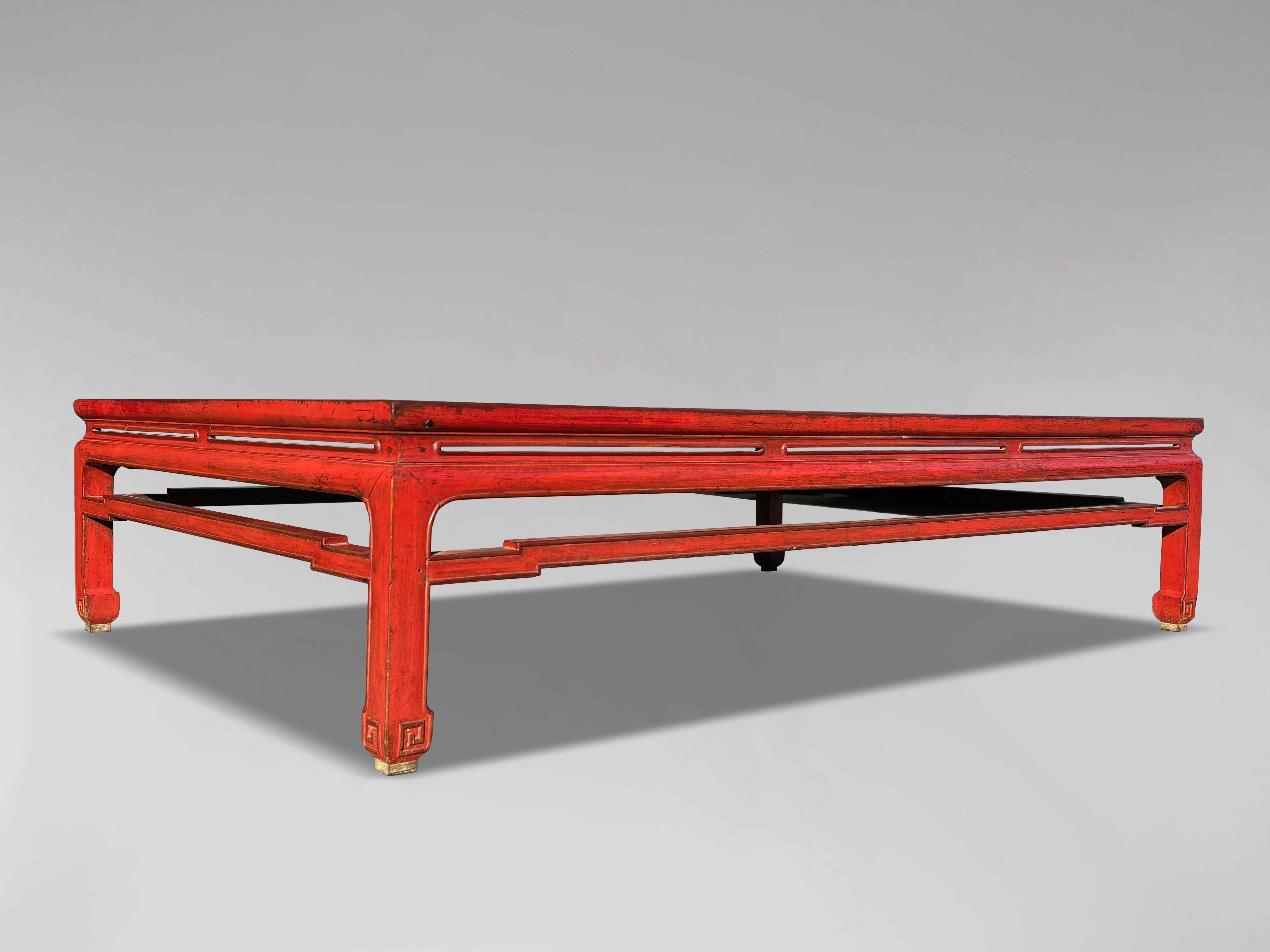 Bois Grande table basse chinoise peinte en rouge du 19ème siècle en vente