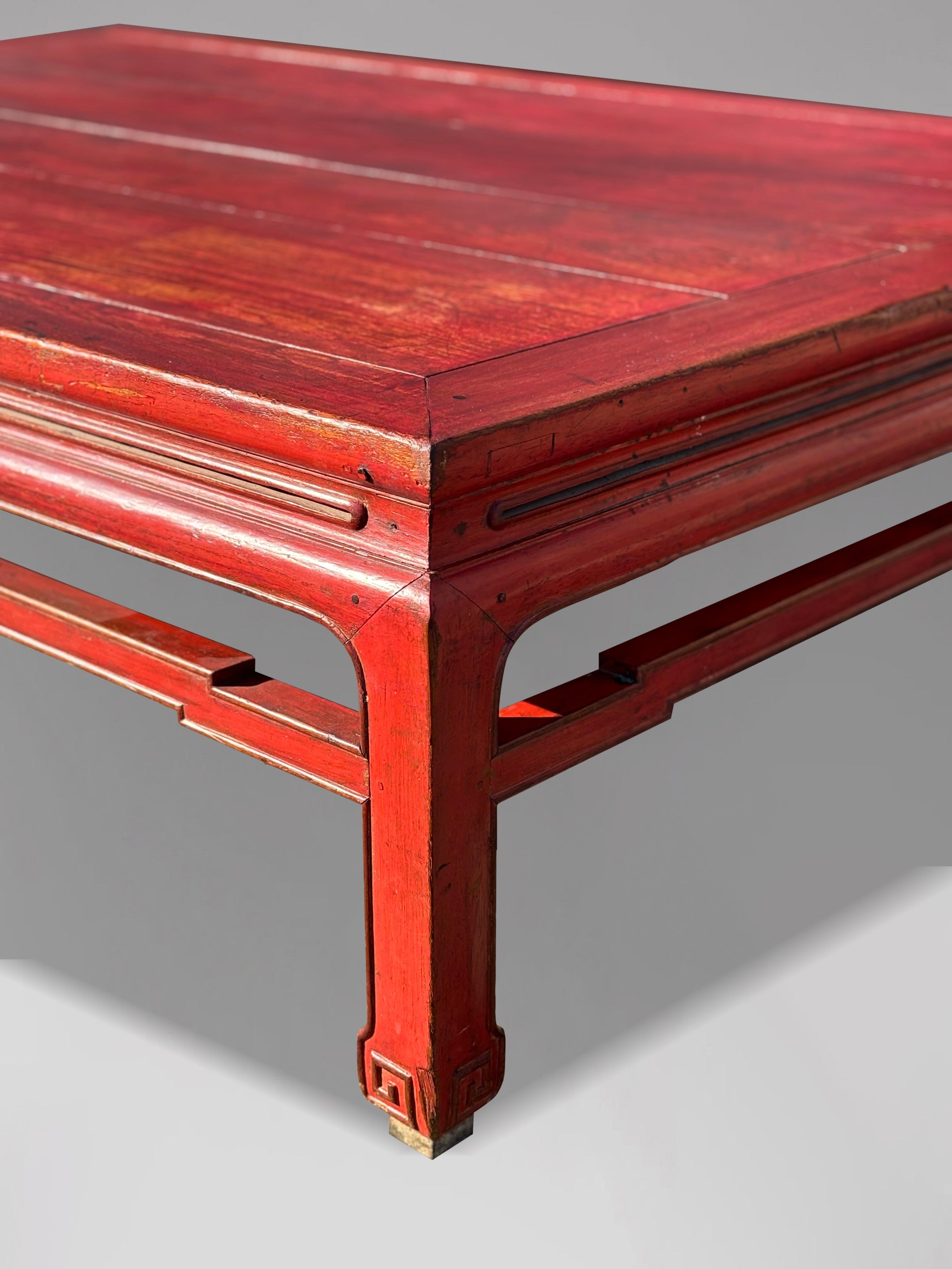 Grande table basse chinoise peinte en rouge du 19ème siècle en vente 1