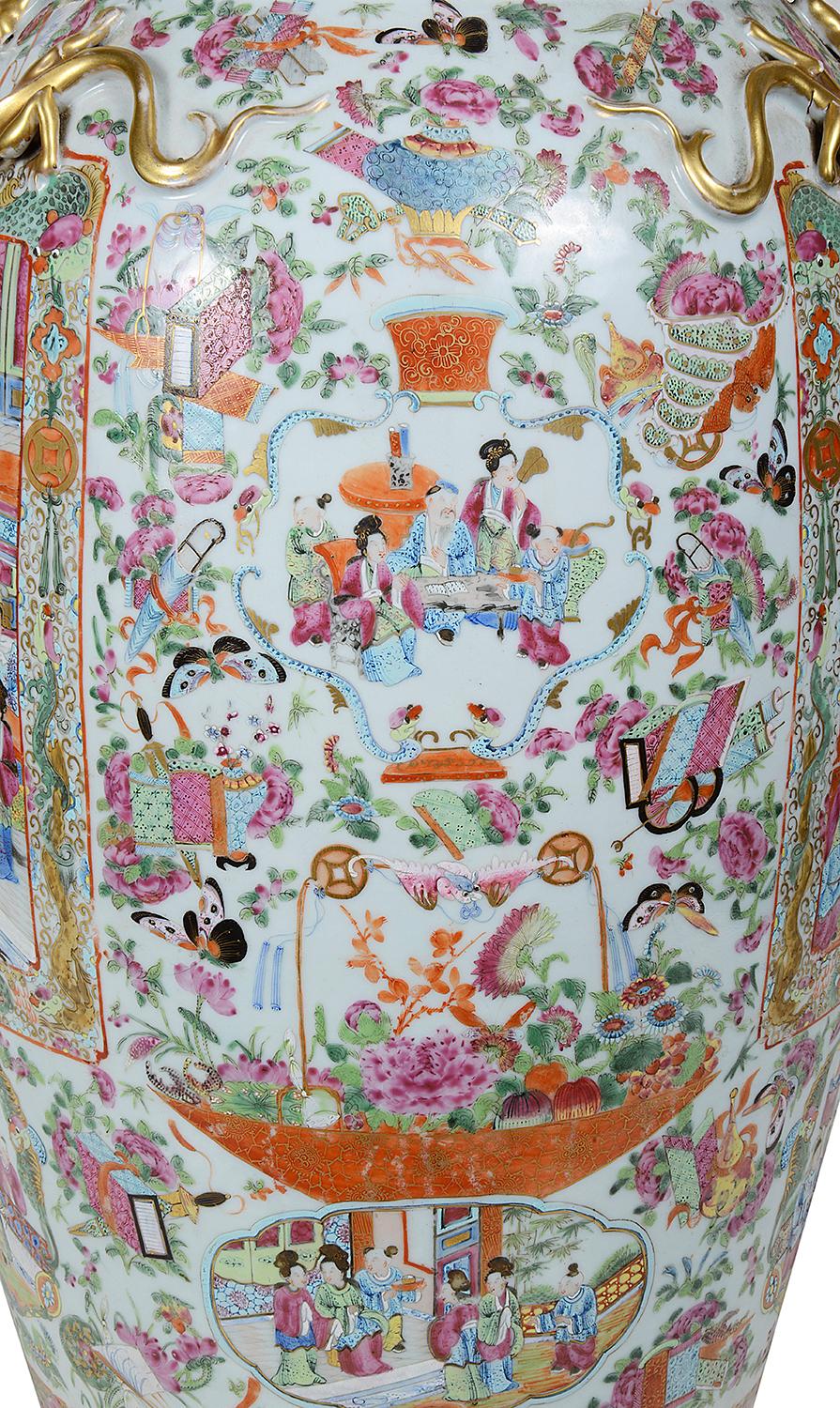 Large 19th Century Chinese Rose Medallion Vase In Good Condition For Sale In Brighton, Sussex