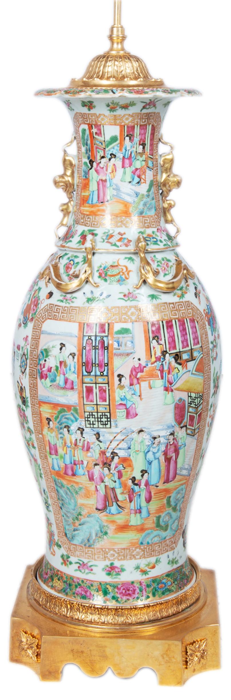 Eine gute Qualität späten 19. Jahrhundert Chinesisch Kantonesisch / Rose Medaillon Vase / Lampe. Mit vergoldetem Hund mit falschen Griffen und Schlangen, klassischer grüner Grunddekoration mit eingefügten gemalten Tafeln, die orientalische Innen-
