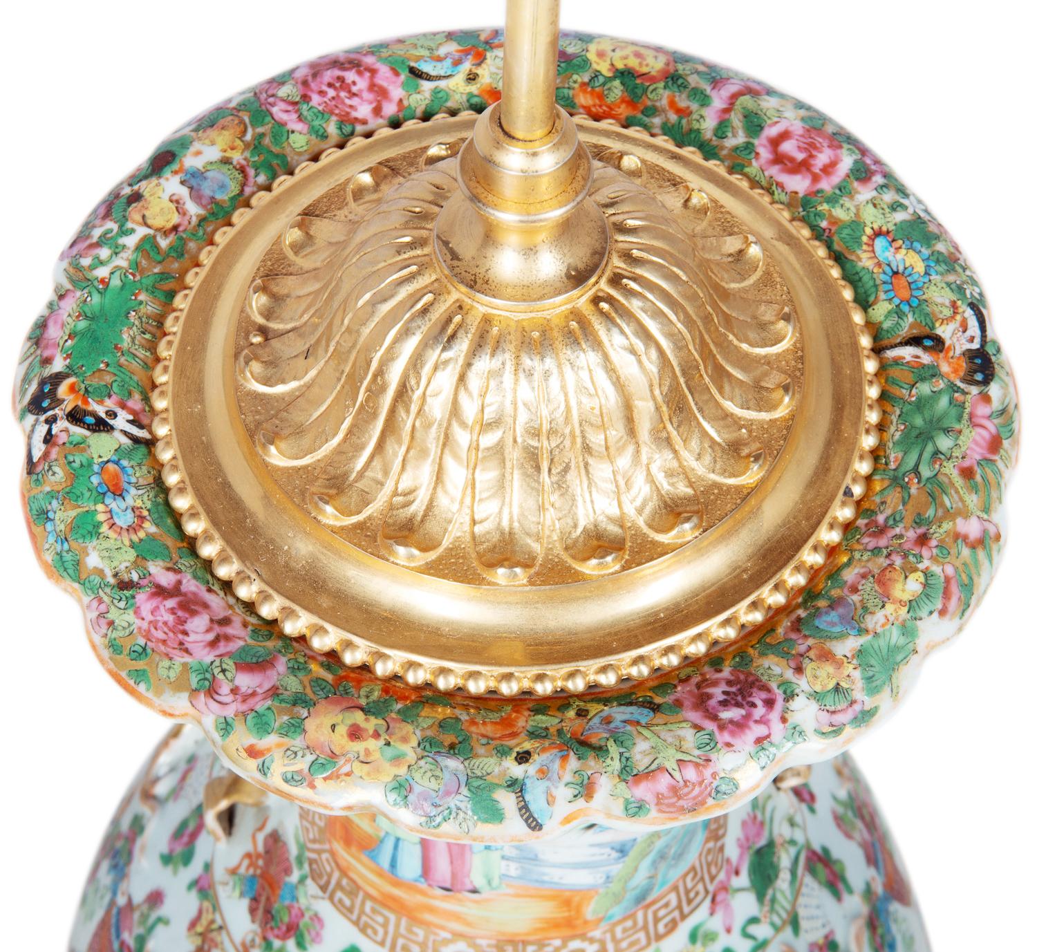 Große chinesische Rosenmedaillon / Kanton Vase / Lampe des 19 (Handbemalt) im Angebot