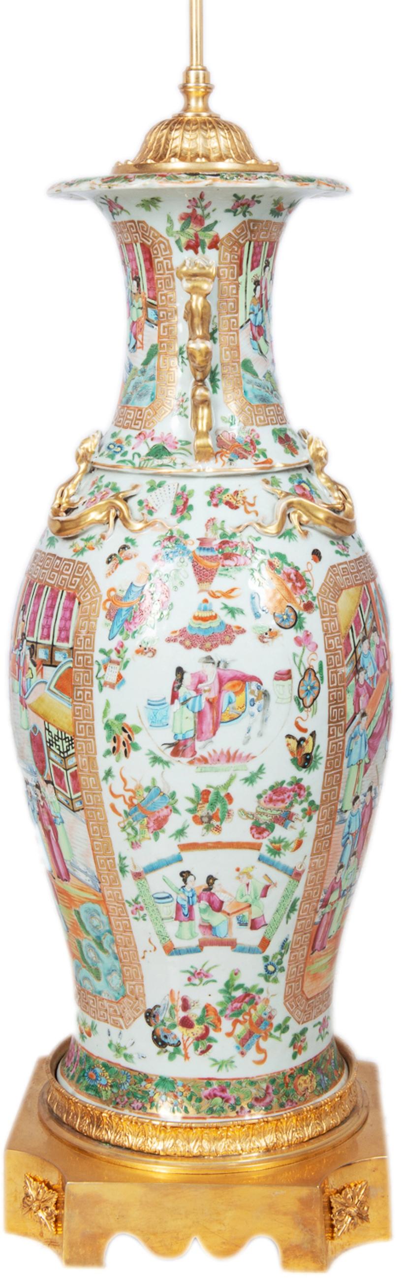 Große chinesische Rosenmedaillon / Kanton Vase / Lampe des 19 im Zustand „Gut“ im Angebot in Brighton, Sussex