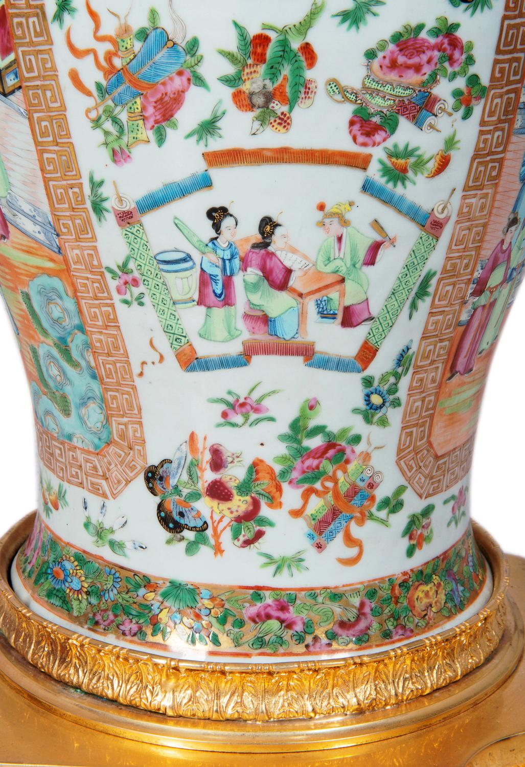 Große chinesische Rosenmedaillon / Kanton Vase / Lampe des 19 (Porzellan) im Angebot