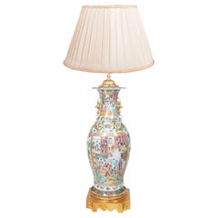 Grand vase / lampe chinoise du 19ème siècle à médaillon en forme de rose / Canton