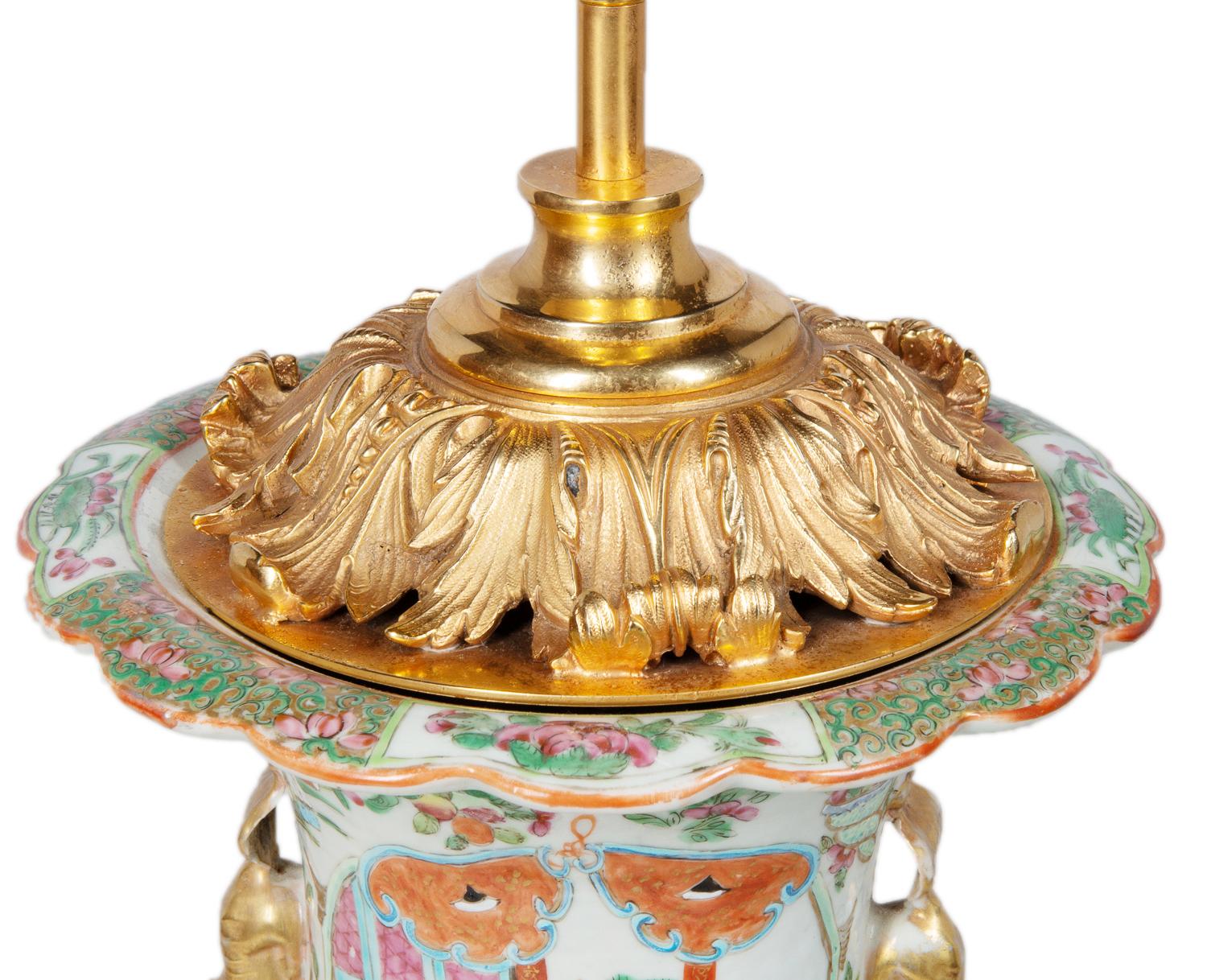 Grand vase / lampe chinoise du 19ème siècle à médaillon en forme de rose 2