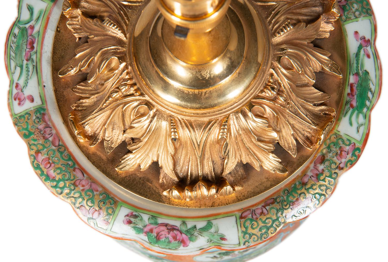 Grand vase / lampe chinoise du 19ème siècle à médaillon en forme de rose 6