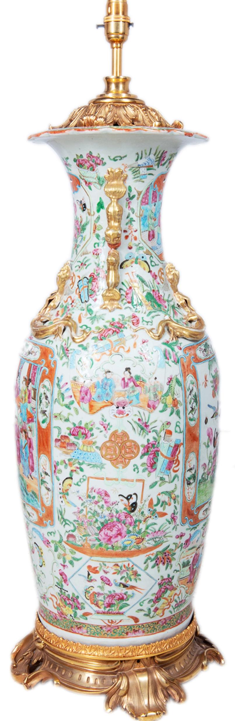 Exportation chinoise Grand vase / lampe chinoise du 19ème siècle à médaillon en forme de rose