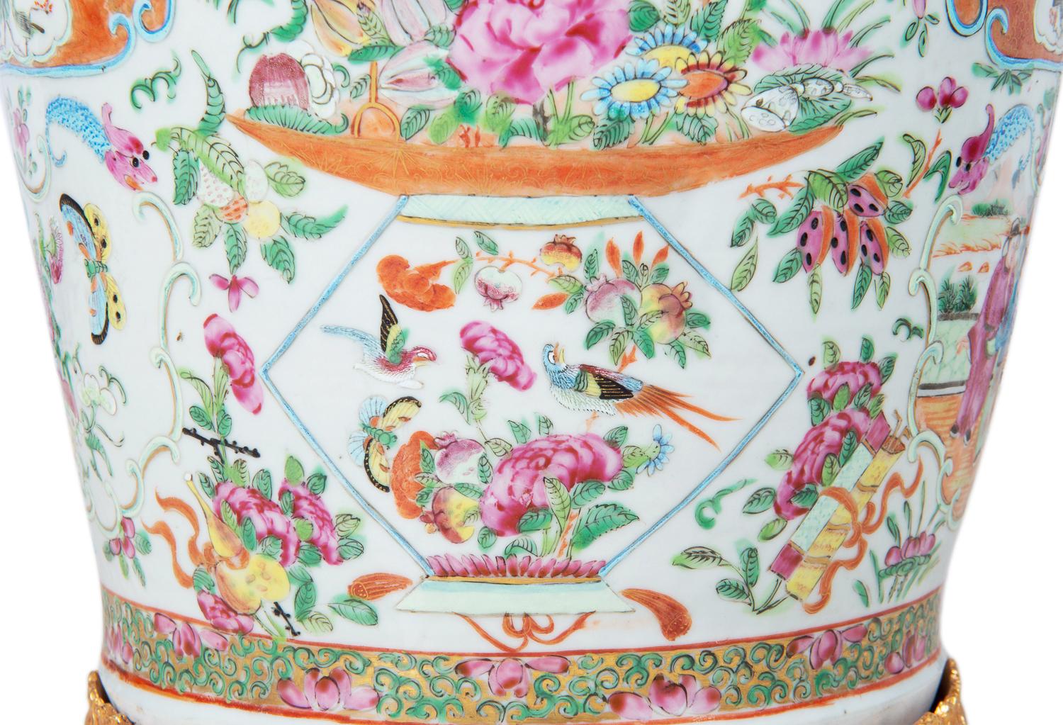 Peint à la main Grand vase / lampe chinoise du 19ème siècle à médaillon en forme de rose