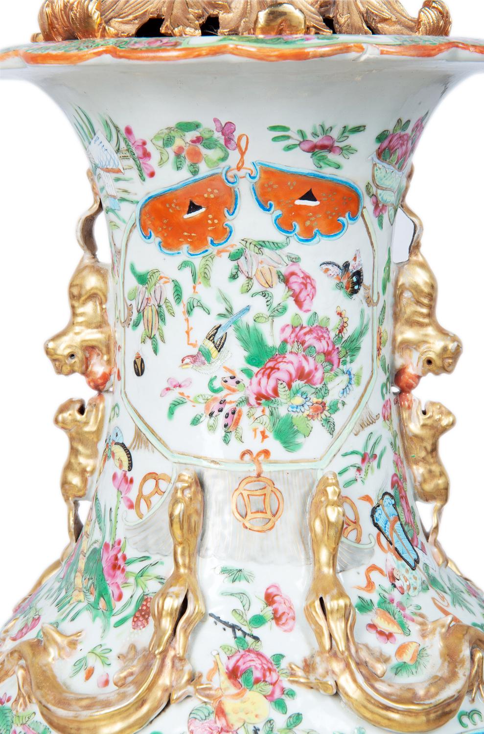 XIXe siècle Grand vase / lampe chinoise du 19ème siècle à médaillon en forme de rose
