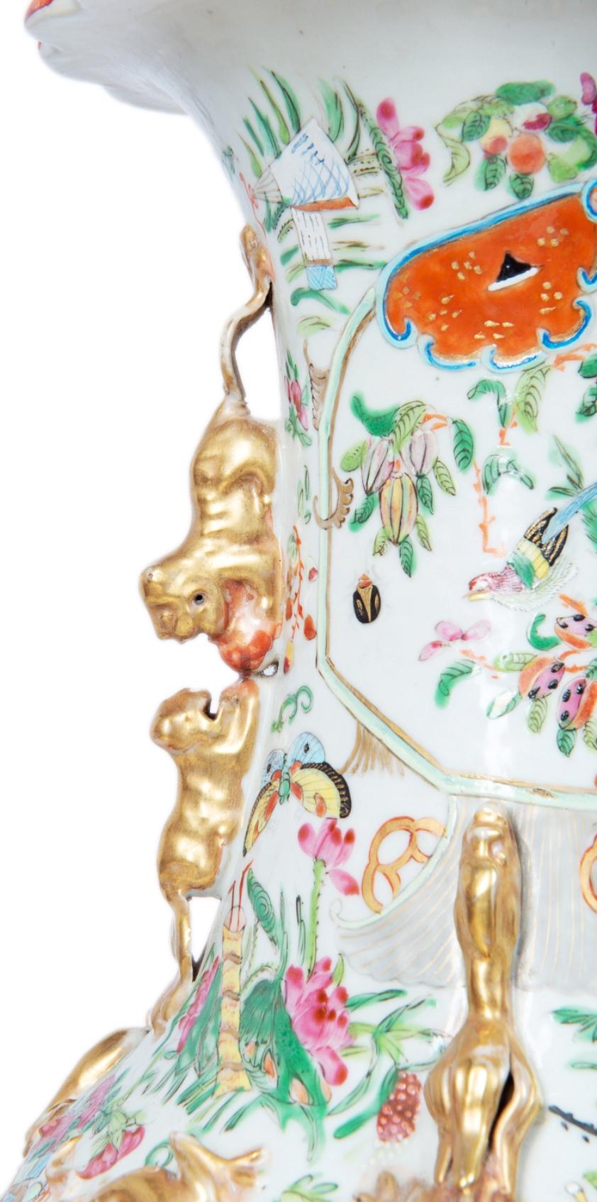 Porcelaine Grand vase / lampe chinoise du 19ème siècle à médaillon en forme de rose