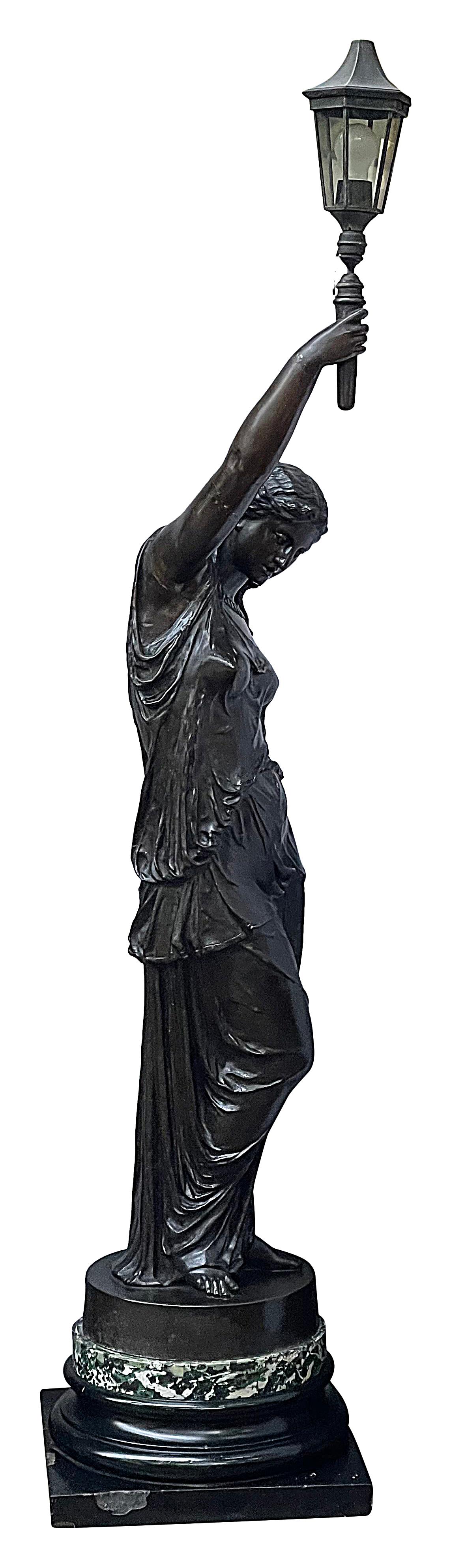 Une grande et impressionnante torche de jeune fille en bronze patiné classique du 19e siècle, montée sur un socle piédestal.
A la manière de Barbedienne.

Lot 75 SNTKZ