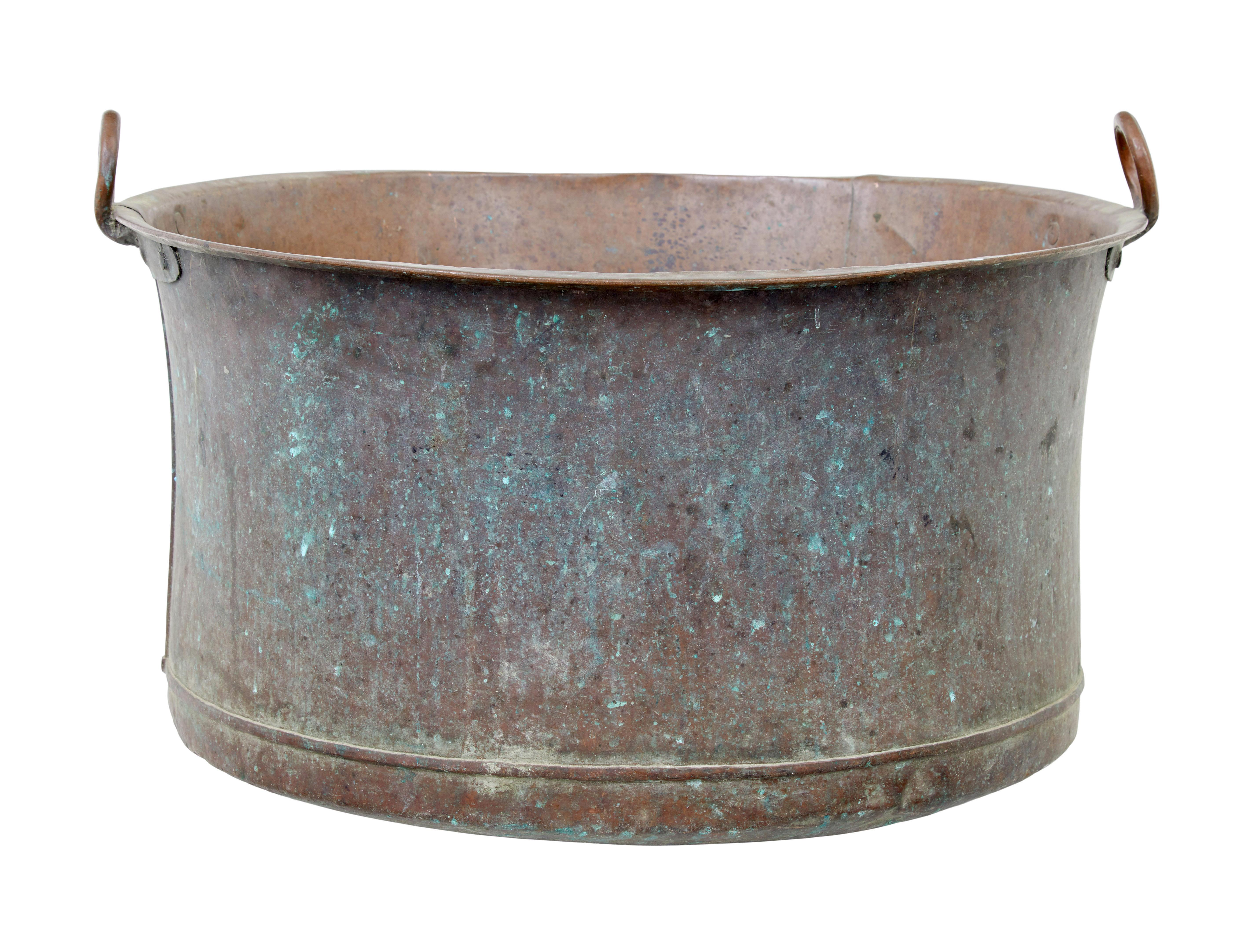 English Large 19th century cooking pot with original patina For Sale