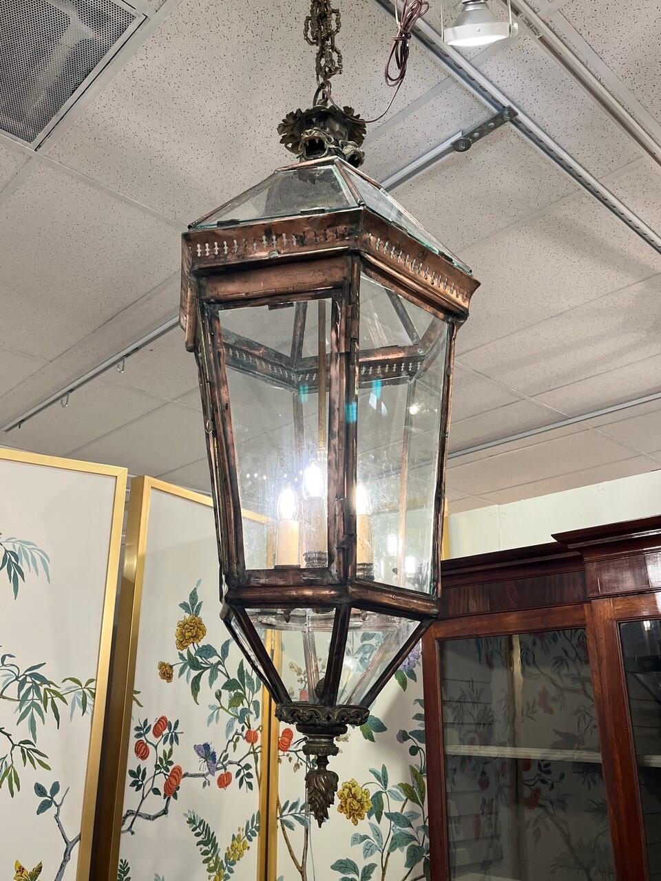 Cuivre Grand lustre-lanterne français en cuivre et laiton du XIXe siècle en vente