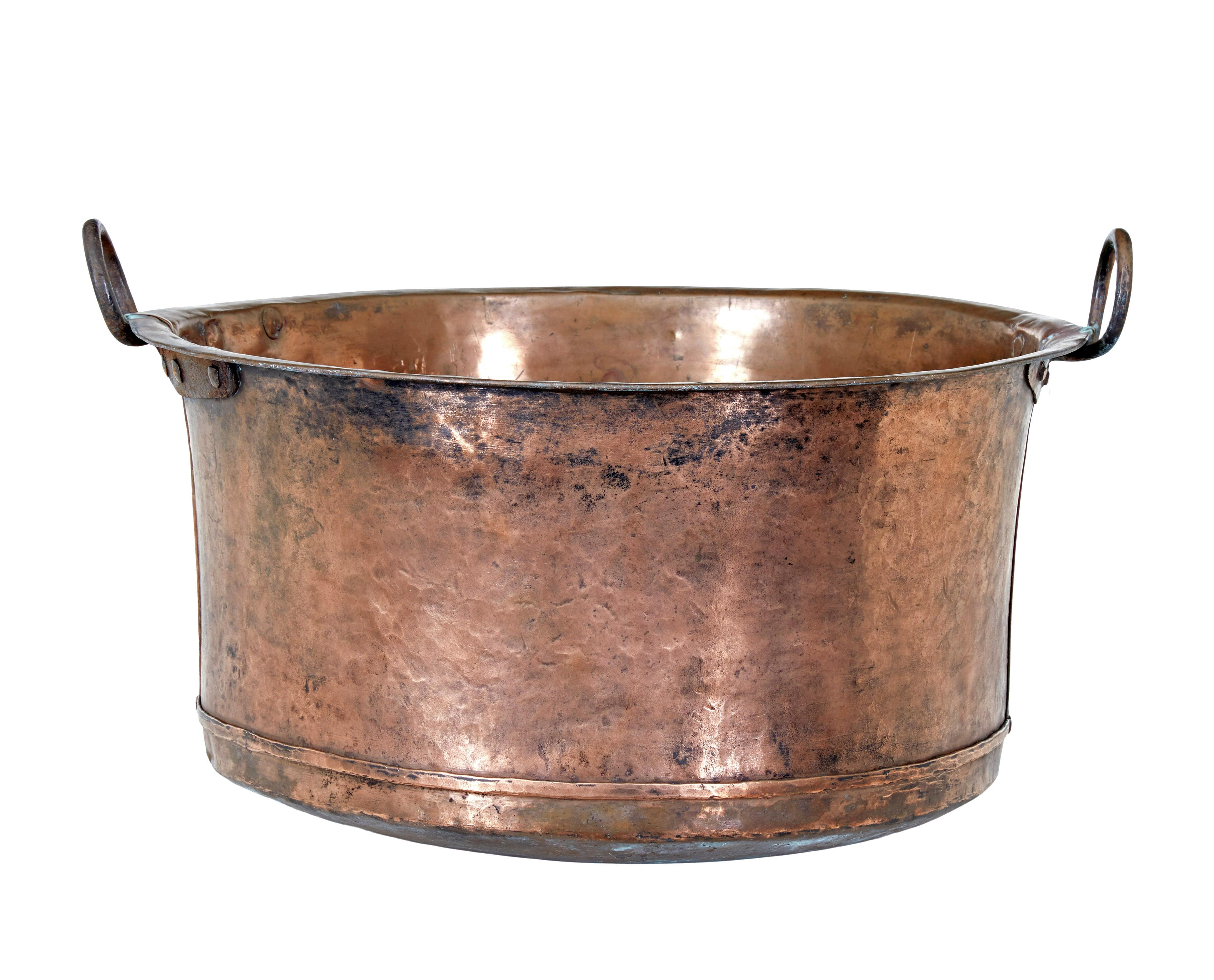 Grande recipiente da cucina in rame del XIX secolo, circa 1890.

Vaso da cucina di buona qualità con molte possibilità di utilizzo per la casa di oggi, come ad esempio un contenitore per tronchi o una fioriera interna.

In rame massiccio con manici
