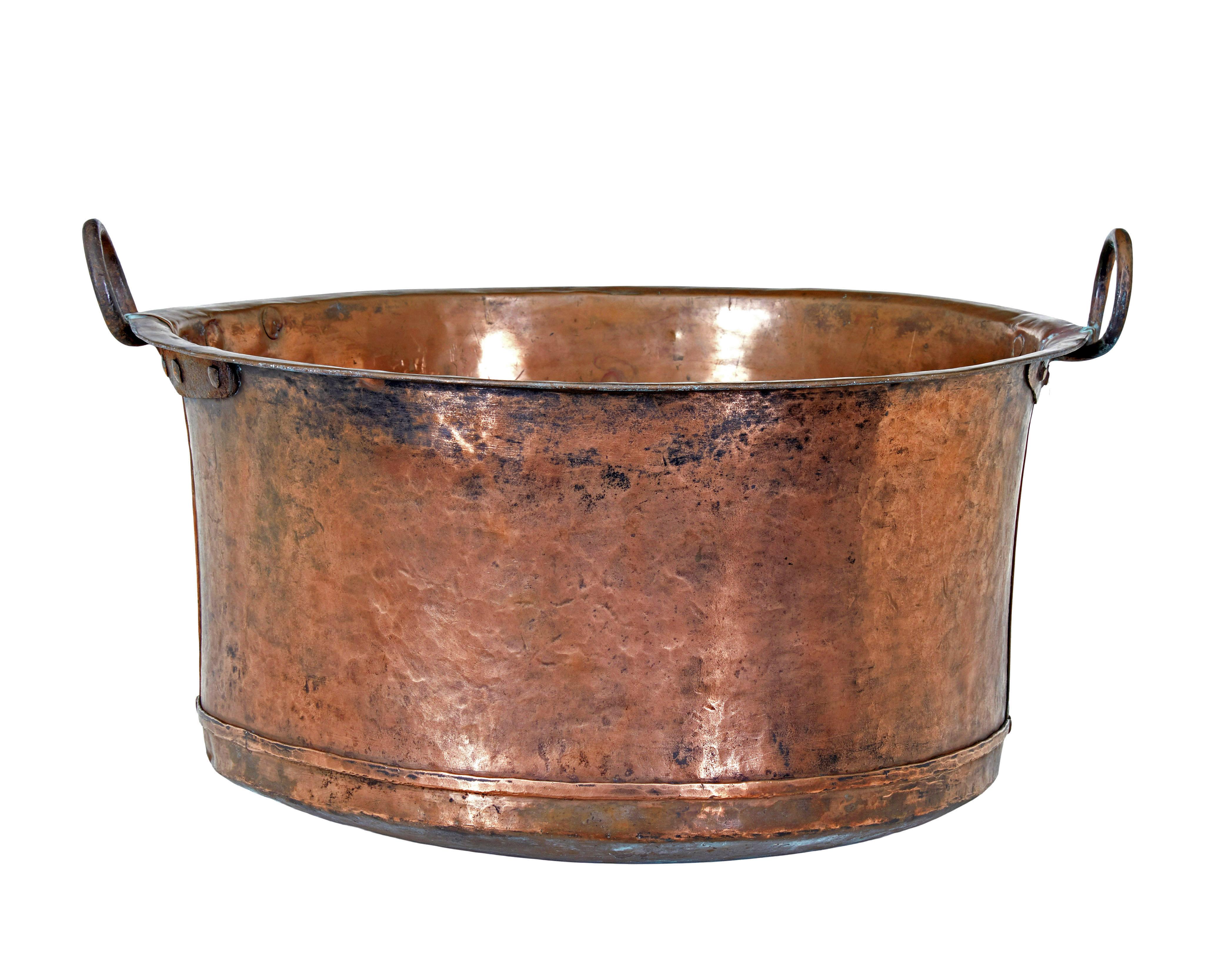 Grand récipient de cuisson en cuivre du XIXe siècle, vers 1890.

Récipient de cuisson de bonne qualité avec de nombreuses possibilités d'utilisation dans la maison d'aujourd'hui, comme un bac à bûches ou une jardinière intérieure.

Cuivre massif