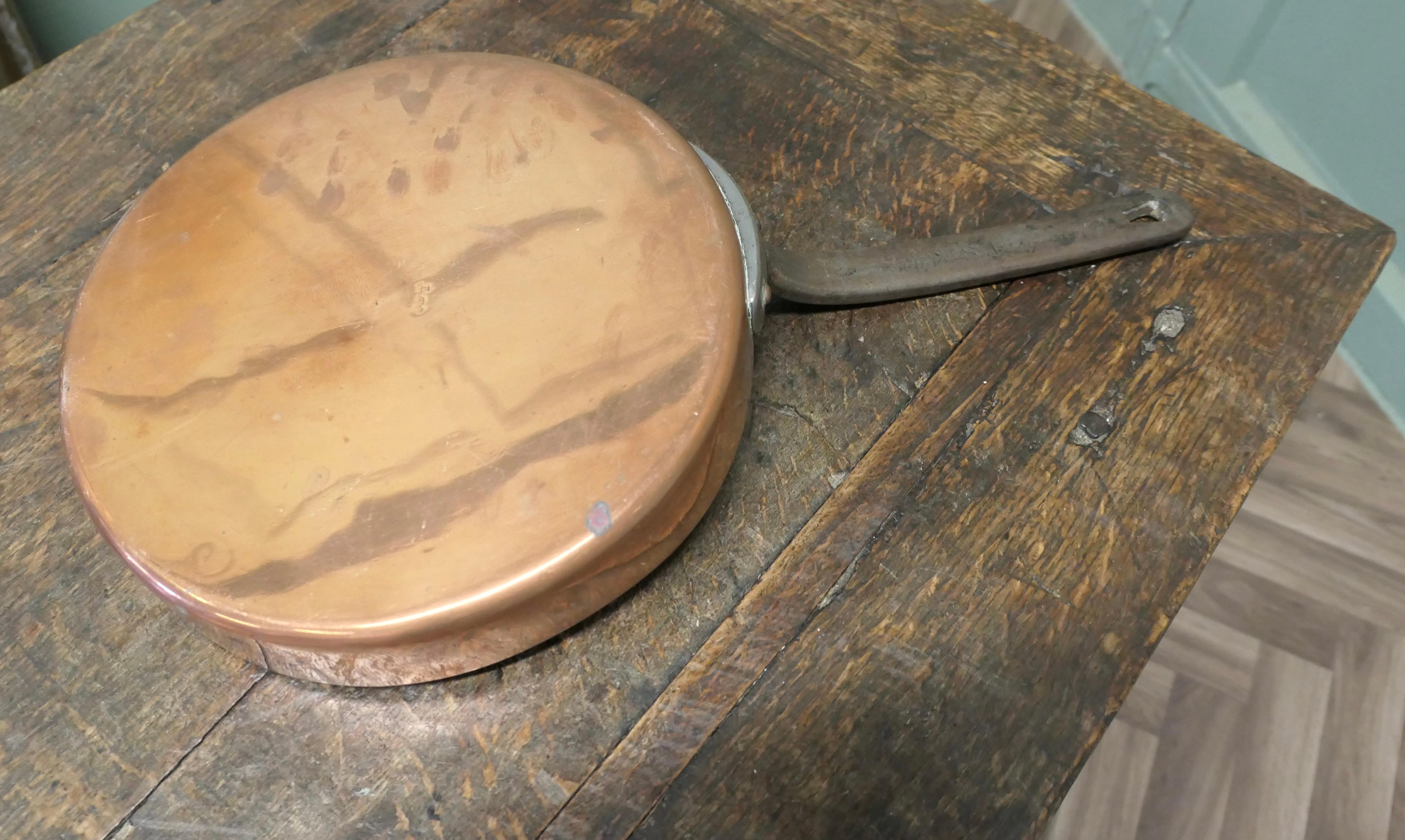 Large 19th Century Copper Frying Pan In Good Condition For Sale In Godshill, Isle of Wight