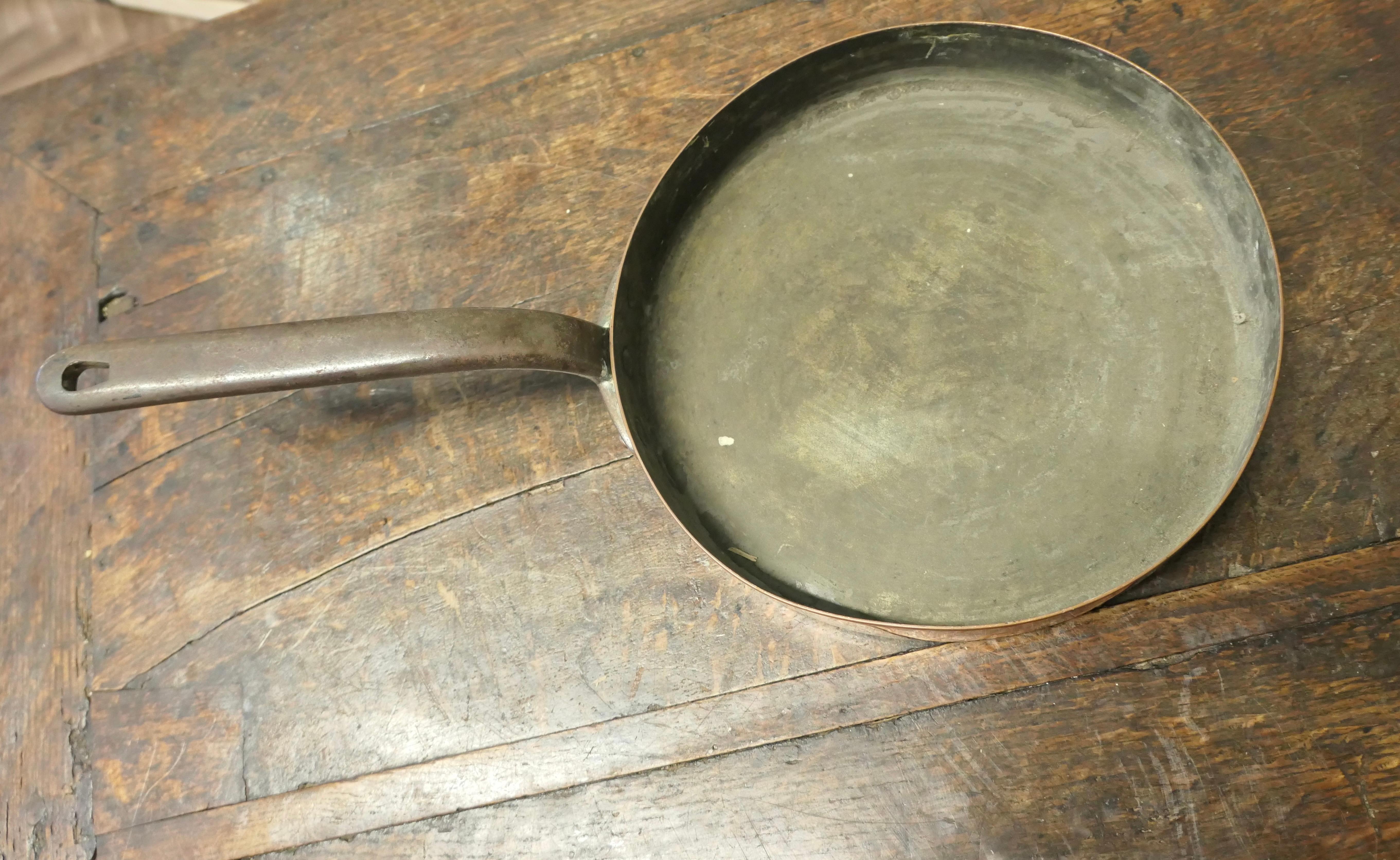 Large 19th Century Copper Frying Pan For Sale 1