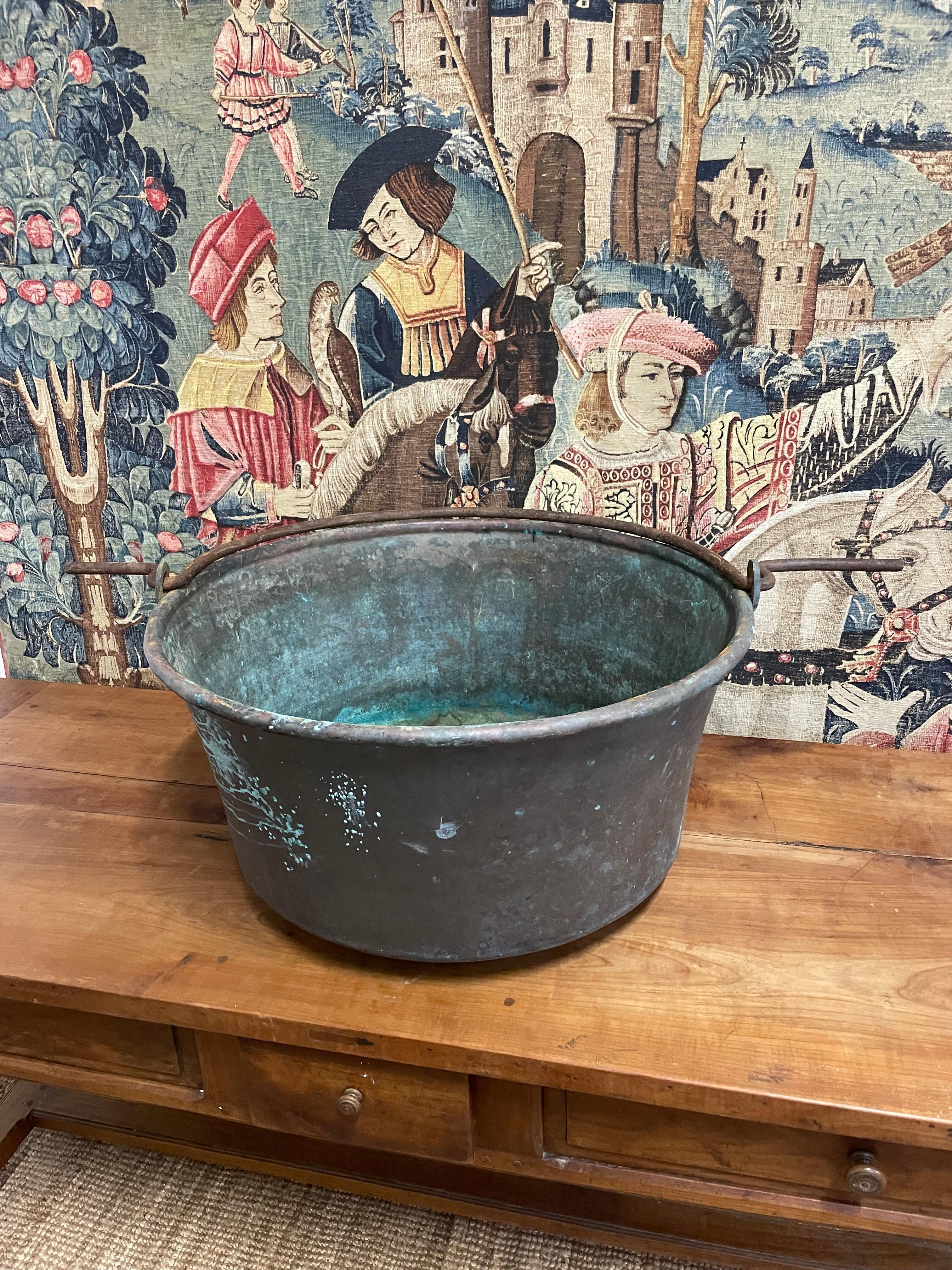 Pentola per la produzione di formaggio in rame del XIX secolo, molto decorativa 

Francese del 1850 circa, sarebbe un ottimo contenitore per tronchi o una fioriera da giardino. 

Altezza 15  pollici 
Larghezza 29 pollici 
Profondità 43 pollici 