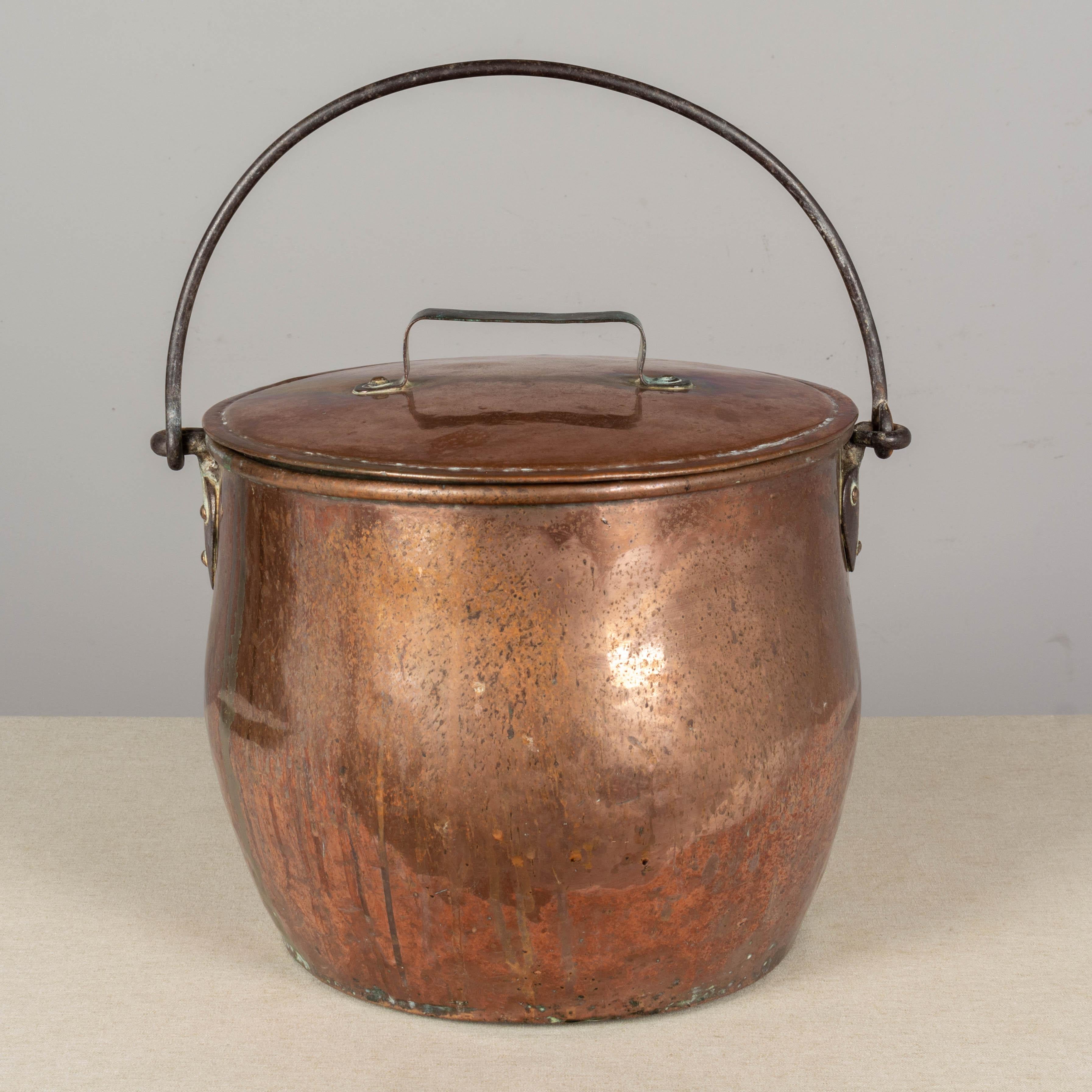 Großer kupferfarbener Stocktopf oder Cauldron aus dem 19. Jahrhundert (Gehämmert) im Angebot