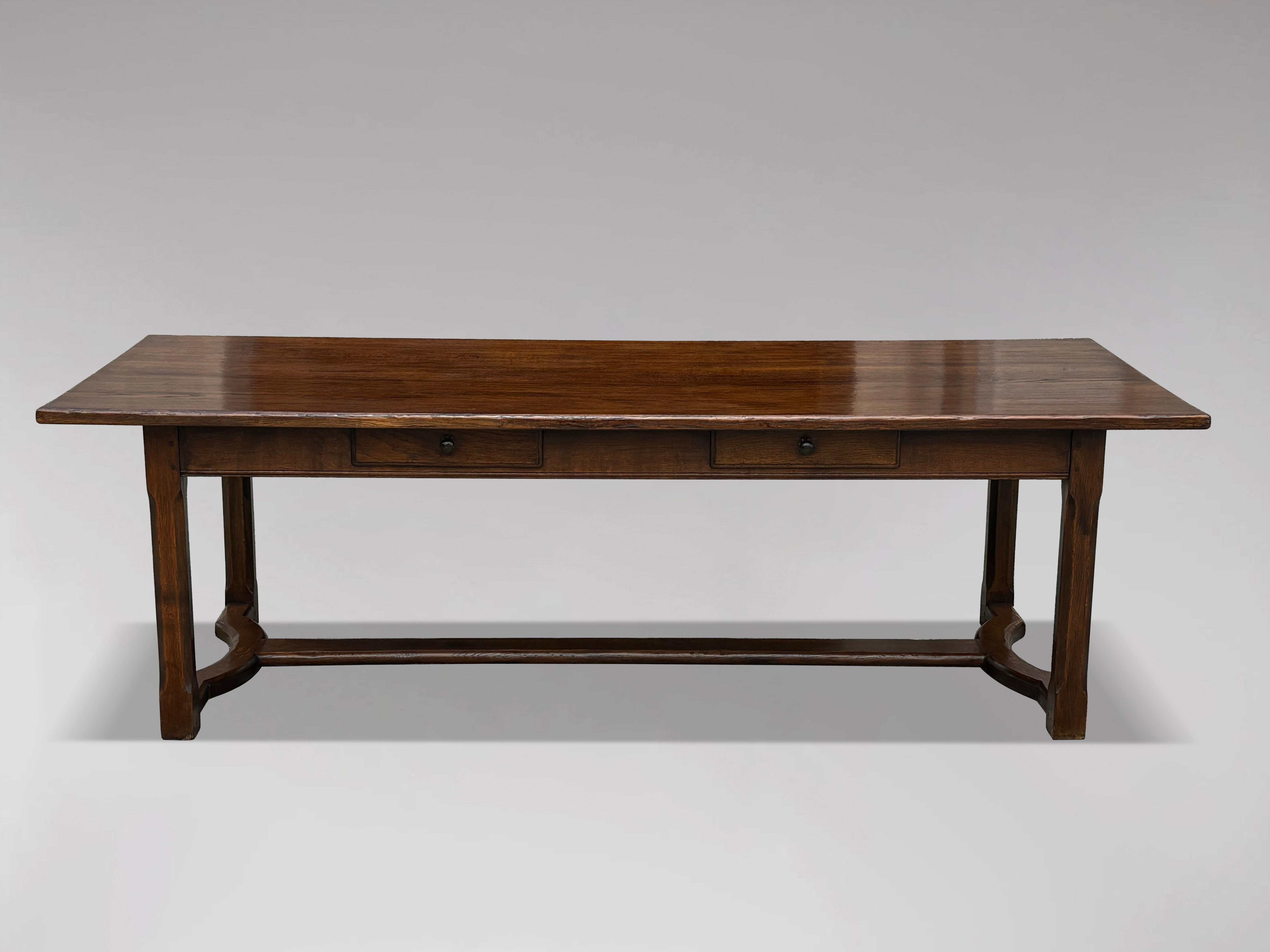 Imponente tavolo da pranzo provinciale francese del 19° secolo

Questo splendido tavolo da pranzo è realizzato in rovere massiccio e mette in mostra la bellezza del design provinciale francese. Il tavolo è dotato di uno splendido piano in Oak a 5